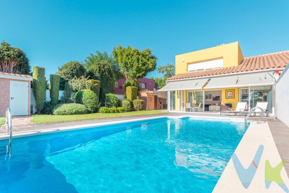 ¡Bienvenidos a esta joya inmobiliaria en el Grao de Castellón, donde el lujo se encuentra con la comodidad en una ubicación privilegiada!Imagina despertar cada mañana rodeado por la serenidad del campo de Golf, a solo un paso de la brisa marina de la Playa del Gurugú. Esta espectacular casa, asentada en una parcela de 575 metros cuadrados, te ofrece una vida de ensueño en uno de los lugares más codiciados de la región.Con un diseño moderno y amplios ventanales que inundan los espacios con luz natural, esta residencia cuenta con todo lo que necesitas para vivir con estilo y confort. Adentrándonos en su interior, nos encontramos con 4 acogedoras habitaciones, todas equipadas con armarios empotrados, garantizando un amplio espacio para el almacenamiento. Además, disfrutarás de 3 baños elegantes y funcionales, así como de una gran cocina independiente, perfecta para dar rienda suelta a tu creatividad culinaria.El corazón de la casa es su luminoso salón comedor, donde podrás relajarte y compartir momentos inolvidables con tus seres queridos. ¿Te imaginas disfrutando de cenas al aire libre? ¡Con esta propiedad, es posible! El patio, con su exuberante vegetación y una acogedora barbacoa, es el lugar ideal para celebrar reuniones y deleitarse con el clima mediterráneo.Pero eso no es todo. Sumérgete en la frescura de tu piscina privada, rodeada de un cuidado jardín, y deja que el estrés del día a día se disuelva en el agua. Además, para tu comodidad, la casa cuenta con aire acondicionado y climatización central, asegurando un ambiente perfecto en cualquier momento del año.Con todo preparado para que puedas mudarte de inmediato, esta propiedad es más que una casa: es un estilo de vida. ¿Estás listo para dar el paso hacia el hogar de tus sueños? ¡Contáctanos hoy mismo y haz realidad tu visión de la vida mediterránea en el Grao de Castellón!---------------------------------------Agencia inmobiliaria en Oropesa del mar si quieres comprar o vender casas pisos o locales en la comunidad Valenciana con oficina en Oropesa del Mar, Castellón. Para mayor seguridad en la compraventa, todas nuestras viviendas poseen FICHA DE CERTIFICACIÓN DE INMUEBLES registrada por la Asociación de Inmobiliarias de la Comunidad Valenciana ASICVAL. Antes de comprar o de entregar las arras, pida el Certificado de la vivienda para estar seguro y tranquilo sobre la situación legal, urbanística y de cargas de la misma. Los impuestos, gastos de notaría y registro no están incluidos en el precio de venta. 