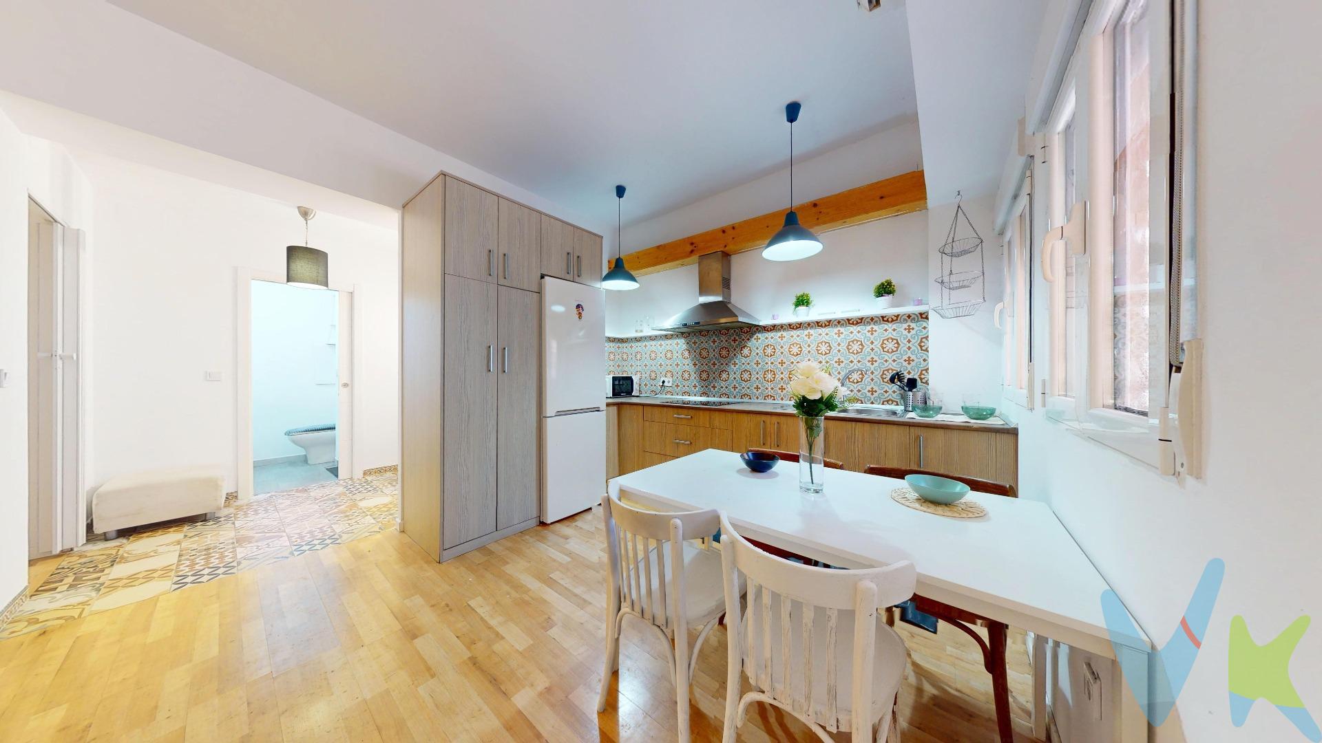 SOLO APTO PARA INVERSORES. Apartamento coqueto, reformado en él año 2016, alquilado hasta este mes con una gran rentabilidad, 43 metros cuadrados útiles, cocina americana amuebalada y equipada con vitrocerámica, comedor con acceso a un altillo, dormitorio con armario empotrado  forrado y cuarto de baño con plato de ducha, aire acondicionado 2 aparatos de bomba frío y calor, suelos de gres y tarima, puertas interiores correderas lacadas en blanco, ventanas de aluminio y puerta exterior blindada. Él apartamento se encuentra y se vende sin cedula de habitalidad para vivienda. . El entorno cuenta con todo tipo de infraestructuras, cercano al centro de salud Federica Montseny con todo tipo de especialistas y rehabilitación, metro Miguel Hernández línea 1 a 15 minutos de la Puerta Del Sol, varias líneas de autobuses 57, 54, 58, 142, 143, 144, 103 y nocturno, galería comercial, supermercados, colegios, centros lúdicos, bibliotecas, farmacias, entidades bancarias y todo tipo de negocios relacionados con el sector textil y de la hostelería, Acceso cercano a M-30 y A-3, parques y zonas infantiles. No se la juegue con una de las compras más importantes de su vida, 30 años en la zona nos avalan. En cumplimiento de lo dispuesto en el artículo 20 del Texto Refundido de la Ley General para la Defensa de los Consumidores y Usuarios, en su redacción vigente desde el 28 de diciembre de 2025, se informa expresamente de que el precio publicado no incluye los impuestos ni los gastos adicionales derivados de la compraventa, tales como el Impuesto de Transmisiones Patrimoniales o el IVA en su caso, Actos Jurídicos Documentados, aranceles notariales y registrales u otros gastos inherentes a la operación, los cuales se determinarán en función del precio final de cierre de la compraventa. El precio final ofertado respeta la normativa reguladora de precios que resulte aplicable. Asimismo, la presente operación devengará honorarios de intermediación profesional equivalentes, como máximo, al 3% del precio final de compraventa, más el IVA vigente, que serán abonados por la parte compradora.