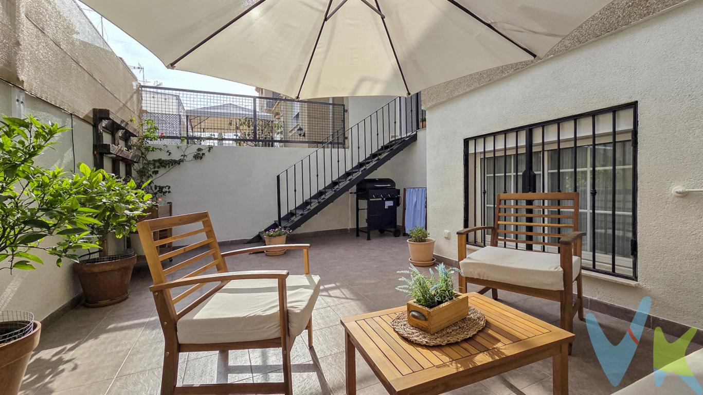 RACASA TORRES DE QUART presenta en exclusiva esta encantadora casa pareada ubicada en el centro del Puig de Santa María, a tan solo unos pasos del Ayuntamiento y de la estación de tren. La vivienda se encuentra a 4 KM del Mar, a solo 12 minutos de Valencia por la AP7 y a escasos metros de la estación de TREN del PUIG DE SANTA MARIA. Se trata de una vivienda amplia, luminosa y con una excelente orientación norte-sur, que garantiza luz natural durante todo el día y una ventilación cruzada muy agradable en cualquier época del año.Situada en una calle tranquila de acceso restringido solo a los vecinos, esta casa ofrece la paz de un entorno residencial sin renunciar a la comodidad de tener todos los servicios al alcance: supermercados, colegios, centro de salud, restaurantes y transporte público por tren y autobús. La conexión con Valencia y otras localidades es rápida y directa gracias al fácil acceso a las principales autovías.Con 212 m² construidos distribuidos en tres plantas, esta propiedad está diseñada para ofrecer amplitud, funcionalidad y confort. En la planta sótano se encuentra el garaje privado con capacidad para 2 coches con  acceso directo a la vivienda, una solución práctica y segura para el día a día.La primera planta alberga un espacioso salón-comedor, muy luminoso y acogedor, ideal para reuniones familiares o momentos de descanso,  encontramos la cocina, de gran tamaño y con distribución independiente que ofrece espacio suficiente para comer en ella y almacenar sin limitaciones, un aseo de cortesía. Desde esta planta se accede también a una agradable terraza, perfecta para disfrutar del aire libre, comidas al sol o veladas en familia.En la segunda planta se encuentran tres dormitorios dobles(uno de ellos en suite), todos exteriores y con buena iluminación natural, y dos baños completos. La distribución es cómoda y pensada para el bienestar, con estancias amplias y bien aprovechadas. En la tercera planta encontramos la cuarta habiitación.  Cabe destacar que la vivienda cuenta con calefacción por radiadores en todas las estancias, aire acondicionado por splits en todas las estancias, carpintería con climalit.Una vivienda que destaca por su amplitud, su excelente ubicación y su orientación ideal. Perfecta para quienes buscan un hogar tranquilo, bien comunicado y con todos los servicios cerca.No dudes en contactar con nosotros para resolver tus dudas y agendar la visita al 607141035   