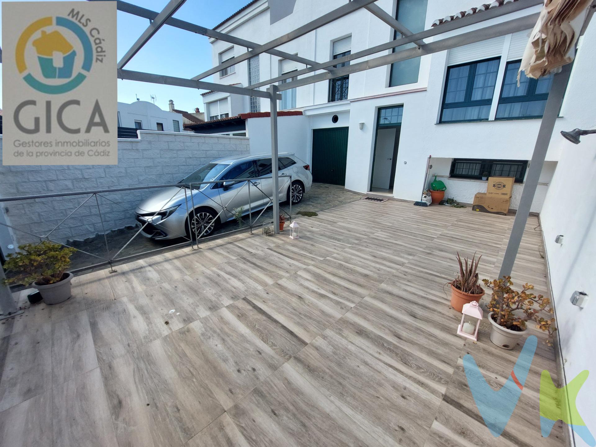 Descubre esta magnífica casa ubicada en una de las mejores zonas de Algeciras, concretamente en el barrio tranquilo y familiar de San García. Con un total de 125 m² construidos y 110 m² útiles, este hogar se presenta listo para entrar a vivir. La propiedad cuenta con cuatro acogedoras habitaciones: una doble ideal para descansar cómodamente y tres sencillas que ofrecen versatilidad según tus necesidades. Además, dispone de un  baño completo y un aseo adicional 🚽. La orientación Este-Oeste proporciona luminosos espacios durante todo el día ☀️🌙. Entre sus extras destacan la comodidad del Garaje privado 🚗 y un trastero práctico para almacenar lo que necesites sin complicaciones. Ubicada estratégicamente cerca de parques recreativos 🌳🏖️ donde disfrutar al aire libre o practicar deportes; así como hospitales cercanos 👩‍⚕️👨‍⚕️ e instituciones educativas 🍎📚 que aseguran calidad educativa a pocos pasos. También contarás con fácil acceso mediante autobuses 📍🚍 hacia otras áreas importantes del municipio. No pierdas la oportunidad única ¡Ven a visitarla! Esta es tu ocasión ideal para establecerte junto a los servicios más esenciales mientras disfrutas del estilo vida relajado que ofrece San García. --------------------------------------------------. Informamos a nuestros clientes que los gastos de notaría, registro, gestoría, impuestos y los honorarios de la agencia  NO están incluidos en el precio. A su vez, disponemos del documento informativo abreviado de la propiedad (según decreto 218/2005, del 11 de octubre) y de seguro de caución, para la protección del dinero entregado como señal para la reserva de una vivienda. Por mandato expreso del propietario, comercializamos este inmueble en exclusiva, lo que le garantiza el acceso a toda la información, a un servicio de calidad, un trato fácil, sencillo y sin interferencias de terceros. Por este motivo, se ruega no molestar al propietario, a los ocupantes de la propiedad o a los vecinos. Muchas gracias por su comprensión.