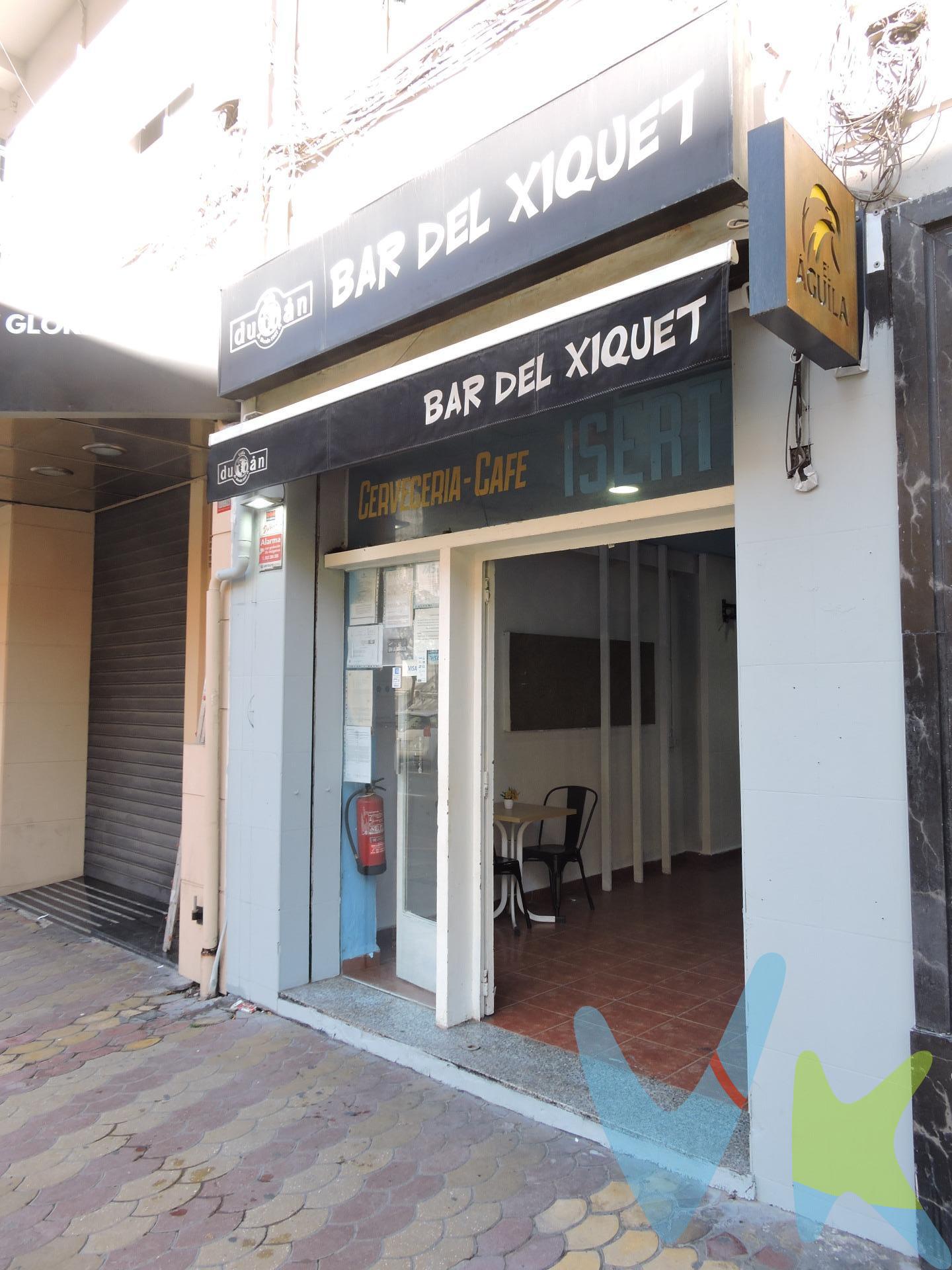 Tenemos este bar situado en la Avenida Campanar nº 8, muy cerca del nuevo centro de salud y centro de especialidades de Campanar. El bar tiene licencia definitiva de actividad y extracción de humos. . ¿ Quieres emprender y garantizar que bar sea un éxito ?. Apuesta por esta ubicación que se va a poner de moda en 3,2,1. Y ahora si nos acompañas te mostramos sus instalaciones:. El bar cuenta con una amplia barra, donde servir ese esmorzaret y una sala para las comidas, dispone también de dos baños y una cocina equipada para darle estopa!!. ¿ No te interesa un bar ?. Pues nada, cómpralo y pon en marcha tu NUEVA IDEA. . Contacta con nosotros y te lo mostraremos. . ¿ Necesitas Financiación ?.  . Nuestro departamento financiero puede gestionar tu préstamo " Hasta un 100% + Gastos ". ¡ Consúltanos !.  . *Nota: En el precio de venta no están incluidos los muebles y enseres de las fotografías, ni el impuesto del ITP del 10%, los gastos de Notaría que ascienden de forma orientativa a 800 €, los honorarios de agencia que son el 3% más iva aplicado al precio de venta y los gastos de financiación, si la hubiese. Este anuncio no es vinculante, puede contener errores, se muestra a titulo informativo y no contractual.Número de Registro de Agentes de Intermediación Inmobiliaria de la Comunidad Valenciana: RAICV-0386.