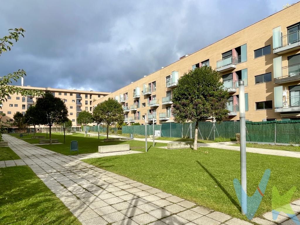 Luz natural, tranquilidad, buena conexión con la ciudad y ese sentimiento de aquí sí me veo viviendo. En Buztintxuri te espera esta acogedora vivienda de 2 dormitorios y 2 baños completos, situada en una cuidada urbanización privada que combina comodidad, privacidad y calidad de vida.A tan solo 3 km del centro de Pamplona y conectada mediante la línea L17 en apenas 8 minutos, vivir aquí significa disfrutar de la calma de un entorno residencial sin renunciar a tener la ciudad siempre cerca. Además, la estación de tren y la Ronda Norte están a escasos minutos, facilitando cualquier desplazamiento.La vivienda destaca por su sensación de hogar desde el primer momento: una distribución práctica, sin pasillos innecesarios, y una doble orientación noreste-suroeste que llena cada estancia de luz durante todo el día.Se entrega completamente amueblada y equipada, lista para entrar a vivir sin preocuparte por nada. La cocina, moderna y funcional, incluye electrodomésticos de calidad y acceso a una terraza tendedero muy práctica. El salón-comedor, cálido y confortable, cuenta con aire acondicionado y salida directa a uno de sus dos balcones, el lugar perfecto para desconectar, leer o simplemente disfrutar de un café al sol.Los dos balcones con vistas a la urbanización privada aportan ese extra de tranquilidad que convierte esta vivienda en algo especial.Y para completar la comodidad del día a día, la propiedad incluye plaza de garaje y trastero. Te gustará saber:Está lista para entrar a vivir, completamente amueblada y equipada.Cuenta con dos balcones a una urbanización tranquila y cuidada.Su buena distribución, pensada para aprovechar cada metro.Plaza de garaje y trastero incluidos.Su ubicación y buena conexión con Pamplona. Disponible a partir de noviembre. No es solo un piso, es el lugar donde puedes empezar una nueva etapa. Ven a descubrirlo y déjate sorprender. Recorre la vivienda desde casa con nuestro tour virtual:https://my.matterport.com/show/?m=4pciT9CZaPJ _____________________________________________________ En cumplimiento de la normativa vigente, se informa de que el precio anunciado no incluye impuestos ni gastos derivados de la compraventa.El Impuesto de Transmisiones Patrimoniales (ITP) en Navarra será, con carácter general, del 6% sobre el mayor valor entre el precio de venta y el valor de referencia catastral, salvo bonificaciones o tipos reducidos aplicables según las circunstancias del comprador.Los gastos de notaría, registro y, en su caso, tasación y gestoría, serán a cargo del comprador conforme a los aranceles oficiales vigentes.La plusvalía municipal será asumida por la parte vendedora.Los honorarios de la agencia inmobiliaria están incluidos en el precio de venta. No se cobran honorarios al comprador.   