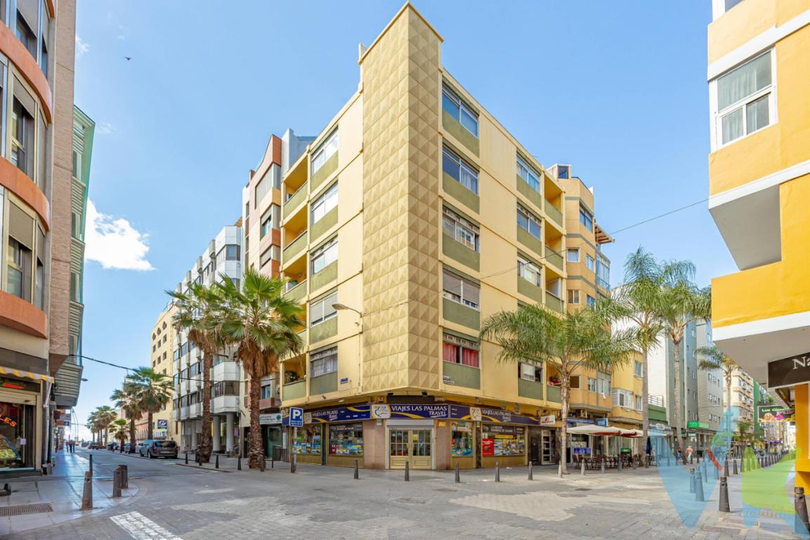 Oportunidad de adquirir un ático en sexta planta ubicado a pocos pasos de una de las mejores playas urbanas de Europa, Las Canteras. La vivienda cuenta con 61 m² construidos distribuidos en 1 dormitorio, 1 baño y salón con cocina, además de una amplia terraza de 24 m² con vistas laterales al mar, perfecta para disfrutar del excelente clima de la zona durante todo el año. Destaca por ser una vivienda muy luminosa. El inmueble necesita reforma integral, lo que ofrece una gran oportunidad para diseñar y personalizar el espacio completamente a tu gusto, convirtiéndolo en un fantástico ático junto al mar. Incluye además plaza de aparcamiento y trastero en un edificio cercano, un valor añadido muy importante en esta zona. Ubicación privilegiada rodeada de todos los servicios: supermercados, transporte público, restaurantes, zonas de ocio y paseo marítimo. Ideal tanto como vivienda habitual, segunda residencia o inversión. No dejes escapar esta oportunidad de crear tu ático junto a la playa. Los gastos de impuestos, registro, notaría y cualquier otro derivados de la compraventa no están incluidos en el precio de venta. 