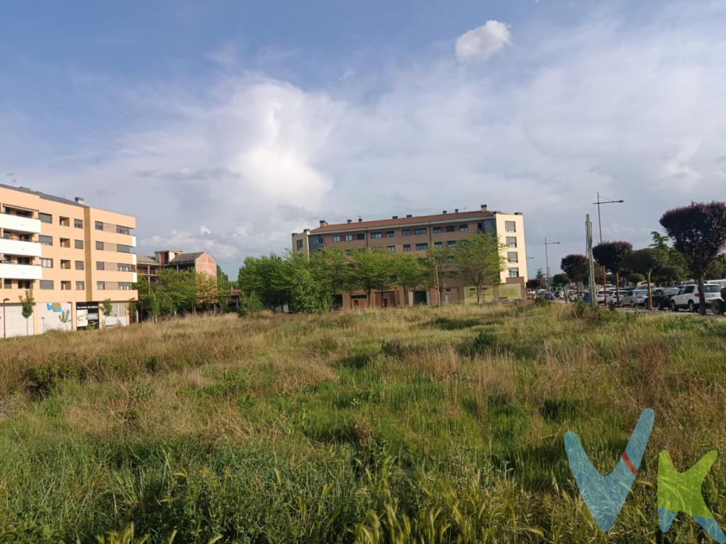 Solar situado dentro del casco urbano de Haro, dentro de una zona consolidada. El paquete se compone de 3 parcelas con una edificabilidad global de casi 12.000 m2, destinando 8.700 m2 a uso residencial protegido de VP y 3.140 para uso Comercial en su planta baja.