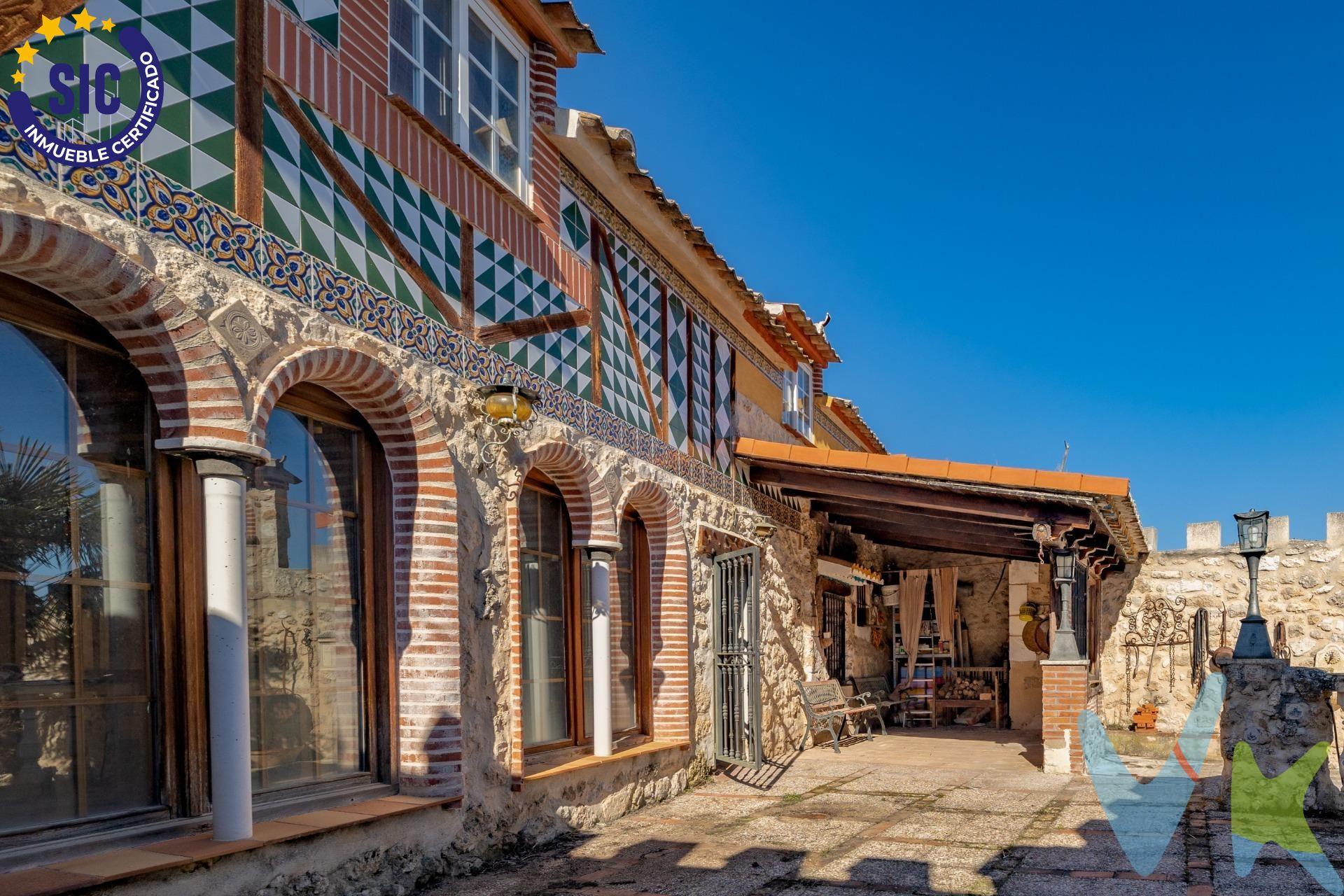 Se vende bonita propiedad en Castrillo de Duero, muy cercano a  Peñafiel  y en pleno corazón de la rivera del Duero en la provincia de Valladolid. Este inmueble consta de dos viviendas independientes separadas por un gran patio con barbacoa. Vivienda principal. Distribuida en tres alturas ,esta casa ofrece espacios amplios y luminosos:. Planta baja: cocina con salón comedor ,un baño completo ,aseo y una habitación. planta primera: Zona de descanso con tres habitaciones y un baño. Ultima planta: bohardilla diáfana, perfecta para otra habitación o espacio adicional. Cuenta con dos salones que permiten crear ambientes diferenciados y acoger reuniones con familiares o amigos. Esta casa es ideal para destinarla como alquiler turístico. Segunda vivienda.  Planta baja: un agradable porche , salòn comedor con cocina integrada y grandes ventanales que proporcionan luz natural y un baño. Primera planta: un amplio espacio diáfano pensado como zona de descanso.. Esta propiedad es una oportunidad única para quienes buscan tranquilidad ,espacio y versatilidad. Ideal como inversión de alojamiento rural ,en una de las zonas más demandadas de la Rivera del Duero. Llàmanos para hacer una visita