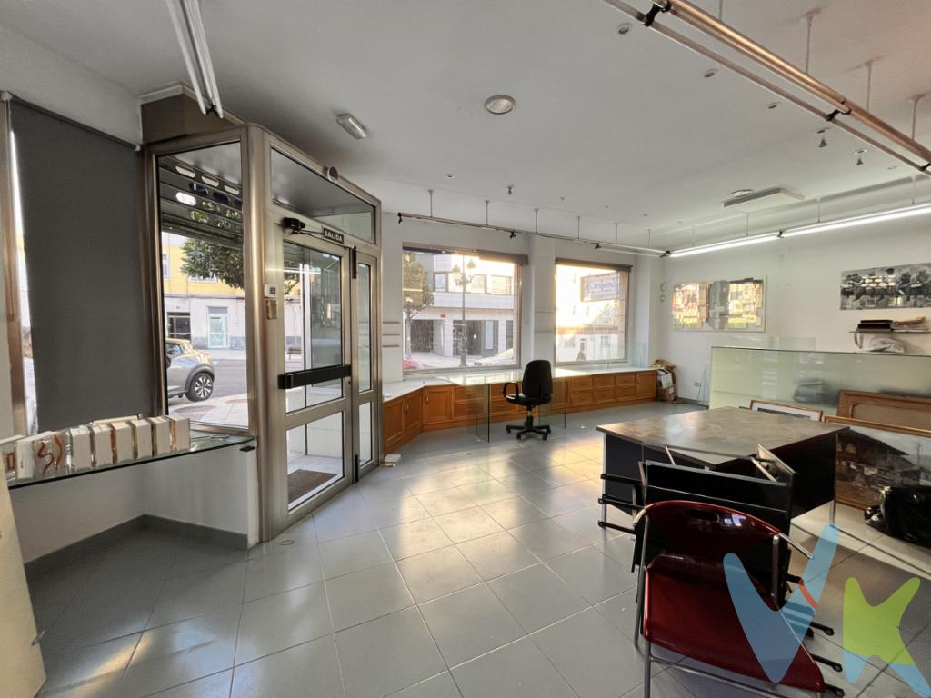  **Venta de magnifico local comercial en Tenderina-Fozaneldi, Oviedo**Presentamos una excepcional oportunidad de inversión en la vibrante zona de Tenderina-Fozaneldi, en el corazón de OviedoEste local comercial en esquina y con gran escaparate es una opción ideal para emprendedores o negocios que busquen establecerse en un área con gran visibilidad y afluencia.Ubicado en una zona con excelentes conexiones de transporte público y amplio flujo peatonal, este inmueble no dejará de sorprenderle por sus características y potencial. Dispone de Planta Baja de 39 metros cuadrados y Planta Sótano de 79 metros y ofrece espacio más que suficiente para acomodar diversos tipos de negocios. Cada rincón de este local ha sido diseñado pensando en la funcionalidad y el aprovechamiento total de sus dimensiones.Construido en 1995, el edificio ha mantenido un excelente estado de conservación, reflejando calidad y estabilidad, lo que proporciona una seguridad adicional para su inversión a largo plazo.Además, el local dispone de amplias ventanas que permiten la entrada de luz natural, creando un ambiente acogedor y atractivo para clientes y empleados por igual.Por otro lado, Tenderina-Fozaneldi es un barrio en crecimiento, con nuevos desarrollos residenciales y comerciales que aseguran una demanda pujante y una clientela cada vez más diversa. Este enclave se está convirtiendo rápidamente en un foco de atracción urbana gracias a su mezcla entre tranquilas zonas residenciales y un pujante entorno comercial.Gastos e impuestos no incluidos en el precio. Honorarios de intermediación inmobiliaria a cargo del vendedor.A título orientativo, en segundas transmisiones, el comprador abonará el Impuesto sobre Transmisiones Patrimoniales (ITP). Para consultar los porcentajes del ITP en Asturias puede hacerlo a través de la web oficial de servicios tributarios del Principado de Asturias https://sede.tributasenasturias.es/sites/sede/default/es_ES/Que-quieres-hacer/Transmisiones-Patrimoniales-y-AJD. La base imponible será el mayor valor entre precio de compraventa, tasación o valor de referencia catastral. Gastos de notaría y registro según aranceles variables según precio, número de copias y complejidad.  El comprador escoge libremente notario. El vendedor asume la plusvalía y el resto de gastos son del comprador. Si se precisa hipoteca: Tasación, condiciones y costes bancarios según entidad elegida por el comprador; así como los gastos de gestoría y cualesquiera otros inherentes a la formalización de la compraventa. De acuerdo con la ley, no se incluyen en el precio otros gastos o tributos que legalmente correspondan al comprador.. El consumidor tiene derecho, conforme a la normativa vigente, a disponer de información y documentación adicional relativa al inmueble y condiciones de la compraventa, accesible en la sede física . La agencia actúa exclusivamente como intermediaria en la operación. Cualquier compraventa y sus condiciones quedan sujetas en todo caso a la aceptación expresa del vendedor del inmueble y a la posterior formalización del correspondiente contrato. El presente anuncio tiene carácter meramente informativo; la información suministrada se corresponde con la disponible a la fecha de publicación, pudiendo variar en función de las circunstancias o actualizaciones legales, contractuales y fiscales.