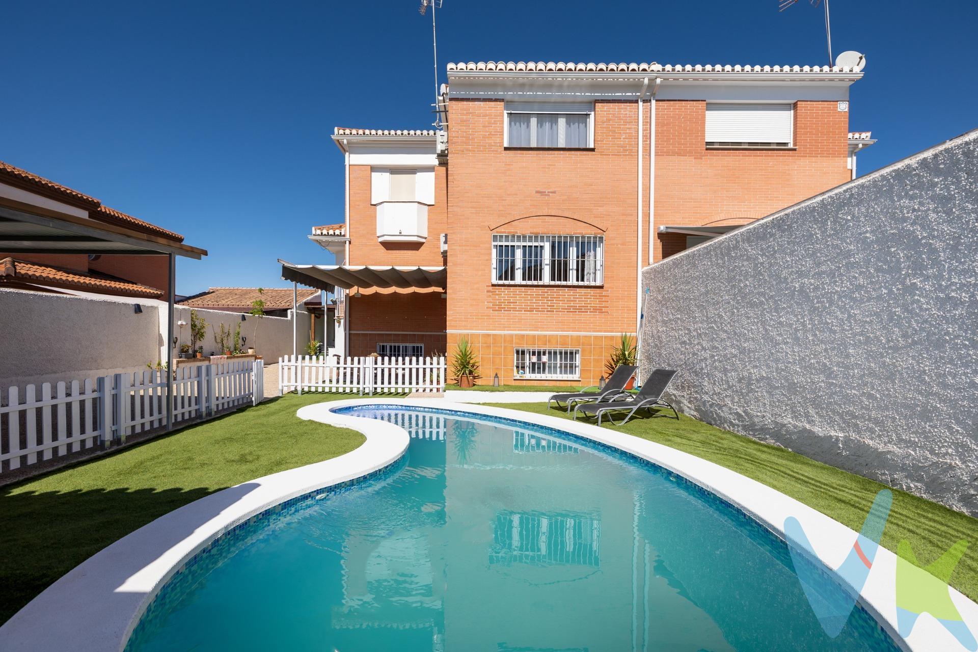 Imagina un refugio encantador, un chalet que se erige como un sueño hecho realidad, donde cada rincón respira romance y cercanía. Este acogedor hogar de cuatro dormitorios invita a crear memorias imborrables, cada uno de sus espacios ha sido diseñado con amor y atención a los detalles. Al ingresar al chalet, te recibe un cálido hall que da paso a amplias estancias bañadas en luz natural. Los cuatro dormitorios con baño completo, cada uno un santuario privado, cuentan con una decoración sofisticada y acogedora, donde los suaves colores y telas invitan a la relajación. Imagina despertar cada mañana en uno de estos espacios, sintiendo el suave murmullo de la naturaleza que rodea el chalet. La casa no solo es funcional, sino que también es un lugar que celebra la intimidad y el confort. Hay dos baños adicionales, perfectos para el entretenimiento de tus invitados. Uno de ellos se encuentra en el salón, un espacio diseñado para compartir risas y momentos especiales que fluyen entre la calidez del hogar y el buen gusto. El segundo baño, ubicado cerca de la piscina, invita a un refrescante chapuzón bajo el sol, perfecto para disfrutar de días de verano al aire libre. El exterior es igualmente encantador, con un jardín que abraza al chalet, llenando de vida con flores y vegetación que añaden un toque de magia. La piscina, un santuario de frescura y relax, promete ser el escenario ideal para atardeceres románticos, donde las luces tenues se reflejan en el agua mientras brisas suaves susurran secretos de amor. Este chalet es más que una simple construcción; es un hogar donde las risas resuenan, las conversaciones fluyen y cada día representa una nueva oportunidad para crear recuerdos juntos. Un lugar donde el amor se siente en cada esquina, y el romanticismo se vive en cada instante. Bienvenido a su refugio, su refugio de ensueño. Ref. N288. * El PVP indicado no incluye impuestos ni gastos de Escritura. * Honorarios agencia no incluidos. * Las superficies expresadas en esta página tienen carácter descriptivo y son aproximadas. * Los precios pueden ser susceptibles de modificación sin previo aviso. * La vivienda se vende SIN muebles. . 