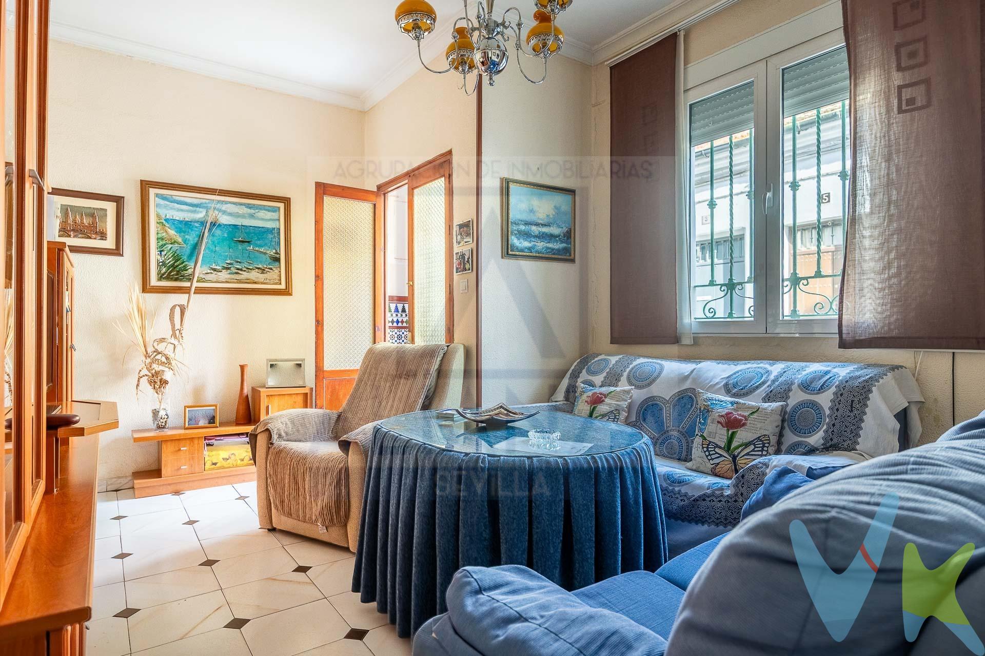 VENTA DE CASA EN TIRO DE LÍNEA, SEVILLA. Venta de casa en Tiro de Línea, Sevilla, junto a El Porvenir, en un barrio consolidado y bien comunicado, próximo a universidades, comercios, servicios y zonas de ocio. Casa de planta baja de 70 m² construidos y 59,5 m² útiles sobre parcela de 81 m², distribuida en 4 habitaciones y 2 baños. Sus estancias ofrecen diferentes posibilidades de redistribución para vivienda familiar, despacho, estudio o habitaciones adicionales. La vivienda se encuentra para reformar, permitiendo actualizarla y adaptarla a las necesidades y preferencias del comprador. Uno de sus principales atractivos es su azotea privada, ideal para crear una terraza, zona de descanso, comedor exterior o pequeño jardín urbano. Excelente ubicación junto a El Porvenir, próxima a Plaza de Abastos, comercios, universidades y Centro Comercial Nervión Plaza. COMUNICACIONES. Buen acceso al transporte público y principales vías de Sevilla. Próxima al intercambiador de San Bernardo, con Metro L1, Cercanías C1-C4-C5, tranvía y autobuses. Desde San Bernardo existe conexión con el Aeropuerto mediante la línea EA. Santa Justa, aproximadamente 10-15 min en vehículo; Aeropuerto de Sevilla, unos 15-20 min, según tráfico. En cumplimiento de las obligaciones de información previstas Disp. final 3ª de la Ley 10/2025, de 28 de diciembre, de servicios de atención a la clientela y transparencia, así como en la normativa sectorial vigente, y RD 218/2005 de Inf. de la Junta de Andalucía, el precio indicado no incluye los gastos e impuestos inherentes a la adquisición, los cuales se desglosan estimados o con posibilidad de calcularlos a continuación; los gastos más ajustados serán dados en el D.I.A. en la visita a inmuebles, o antes. *Gastos de Notaría: La Minuta se calculará según al arancel notarial oficial: Anexo I, del Real Decreto 1426/1989, de 17 de noviembre. Enlace: notariared.com/calculadora-gastos-compra-vivienda/. *Gastos de Registro de la Propiedad: La inscripción se facturará según el arancel oficial: ANEXO I, del Real Decreto 1427/1989, de 17 de noviembre. Igual enlace anterior. *Gastos de Gestión (Gestoría): Los honorarios por la tramitación administrativa, liquidación de impuestos e inscripción registral ascienden de forma estimativa a [363 € aprox.] (IVA incluido), aunque depende de cada caso, y su dificultad. *Honorarios Agencia del Vendedor: incluidos en el PVP. *Honorarios Agencia del comprador: La agencia prestará los servicios de información, asesoramiento y acompañamiento previstos en el Encargo de Servicios y en el D.I.A. Si solicita servicios adicionales o personalizados, sus honorarios serán informados previamente, de forma individualizada y por escrito, conforme a la libertad de pactos y a la normativa vigente. *Si necesita Financiación, su banco le informará. *Impuesto sobre Transmisiones Patrimoniales (ITP): Se aplicará el tipo impositivo vigente en Andalucía (generalmente el 7%, sin perjuicio de tipos reducidos del 6%. 3,5%, etc, aplicables según las circunstancias personales del comprador o las características del inmueble). El impuesto se devenga sobre el superior entre: 1.- Valor de Referencia de Catastro; y 2.- Precio de venta. Puede calcular su situación personal en el portal oficial de la A.T. de Andalucía. enlace: juntadeandalucia.es/organismos/economiahaciendayfondoseuropeos/areas/tributos-juego/tributos/paginas/impuestos-cedidos-transmisiones.html