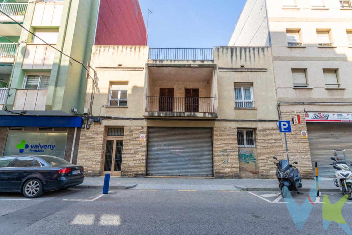 Es una casa unifamiliar situada en la calle Sant Antoni M. Claret, en el centro de Reus, en un edificio de fachada clásica muy agradable. Ocupa dos plantas: en la parte baja hay un gran local y arriba la vivienda, con entradas separadas desde la calle, ideal si quieres vivir y a la vez tener negocio, taller o almacén.En la planta baja encontramos un espacio de unos 175 m² muy amplio y casi todo abierto, con buena altura, que permite muchos usos: garaje para varios vehículos, trastero grande, taller o incluso un comercio. El acceso es mediante una puerta enrollable automática muy práctica. Al fondo hay una zona de almacén y un aseo. Los acabados son sencillos y se nota el uso y la humedad en algunos puntos, pero precisamente por eso es un buen espacio para reformarlo a tu gusto y adaptarlo a lo que necesites.El piso, situado en la primera planta, tiene unos 124 m² y destaca por el espacio y la luz. La entrada da a un pasillo que distribuye todas las estancias. El salón-comedor es rectangular y amplio, con grandes ventanas y salida a un balcón cubierto que da a la calle, perfecto para poner una mesa y disfrutar del aire libre. La cocina es independiente, conserva el estilo original de los años 70, con mármol y muebles bajos; está en buen estado y se puede usar tal como está o aprovechar para modernizarla en una reforma.La zona de noche cuenta con cuatro habitaciones dobles, todas exteriores, muy prácticas para una familia grande, para teletrabajar o para tener un despacho o una habitación de invitados. El baño es completo, con bañera y ventana al exterior, lo que ayuda a ventilarlo bien. Uno de los puntos fuertes de la casa es la gran terraza superior, de unos 90100 m², muy privada, con un lavadero cubierto. Es un espacio ideal para vivirlo en verano: barbacoas, zona de juegos para los niños, jardineras o una zona chill‑out.En cuanto a los acabados, el piso está bien conservado y listo para entrar a vivir, con suelos de gres claro, techos altos y paredes lisas pintadas en tonos suaves, fáciles de combinar con cualquier estilo de muebles. Las puertas interiores son de madera y las ventanas y balconeras son de aluminio con vidrio tipo Climalit, que ayudan a mantener la temperatura y aíslan del ruido de la calle. En el salón hay un techo decorativo que le da un toque especial, y toda la vivienda dispone de calefacción por radiadores con caldera de gasoil, que aporta confort en invierno.En resumen, es una casa muy completa, con un piso grande, luminoso y con una terraza espectacular, y con un local enorme en la planta baja que ofrece muchas posibilidades. Ideal para quien busque espacio, versatilidad y una ubicación práctica dentro de Reus, con la tranquilidad de poder adaptarla a su propio proyecto de vida.El precio indicado corresponde al PVP (Precio de Venta al Público).Los gastos adicionales derivados de la compraventa como los de notaría, registro de la propiedad e Impuesto de Transmisiones Patrimoniales (ITP)no están incluidos en el PVP. Estos gastos pueden variar según el precio final de la operación y la normativa aplicable, ya que se calculan sobre la base imponible del valor de transmisión del inmueble. API: 659 AICAT: 2268 ANTONIO MIGUEL GIL LLABERIA  - VIVENDEX REUS PARTNERS SL