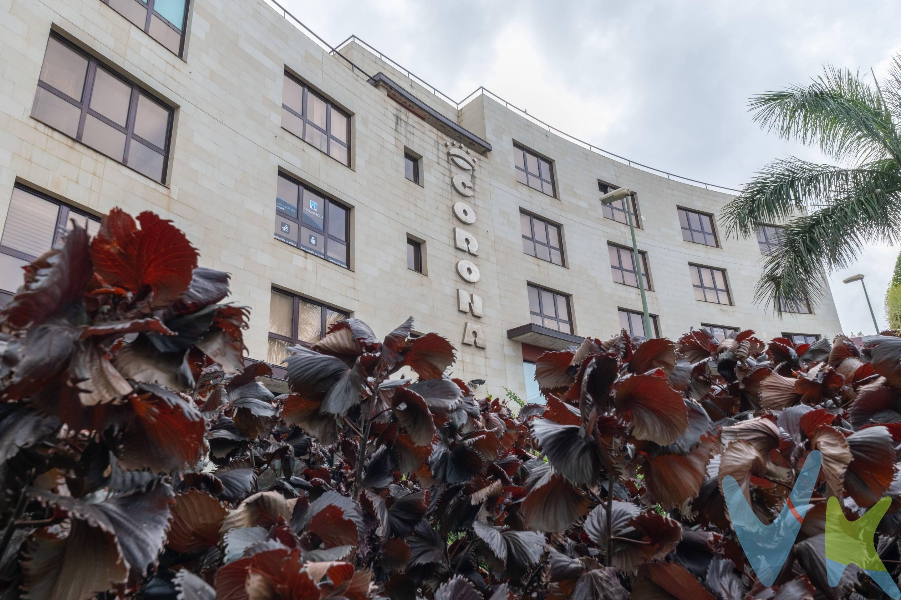 . Piso de 104 m² útiles situado en Siete Palmas, una de las zonas más demandadas de Las Palmas de Gran Canaria. La vivienda se encuentra en buen estado de conservación y lista para entrar a vivir. Dispone de tres dormitorios (uno doble y dos individuales), dos baños completos y una distribución funcional que ofrece comodidad tanto para familias como para quienes necesitan un espacio de trabajo en casa. Al ser una vivienda exterior, disfruta de abundante luz natural durante gran parte del día. Incluye plaza de garaje y trastero, con la posibilidad de adquirir una segunda plaza de garaje. Su ubicación permite acceder fácilmente a supermercados, centros comerciales, colegios, hospitales, instalaciones deportivas y transporte público. Además, la Playa de Las Canteras se encuentra a aproximadamente 10minutos. Una vivienda amplia, cómoda y bien comunicada, perfecta para quienes buscan calidad de vida en una de las mejores zonas de la ciudad. Entre sus características destacadas encontramos trastero y aparcamiento incluído,con posibilidads de adquirir una segunda plazade garaje. La propiedad esta bien ubicada: rodeado por todos los servicios esenciales como supermercados, farmacias e incluso hospitales cercanos., así como excelentes conexiones mediante transporte público hacia otras partes estratégicas la ciudad. Una oportunidad única tanto para residencia habitual como para inversor debido a su ubicacion.