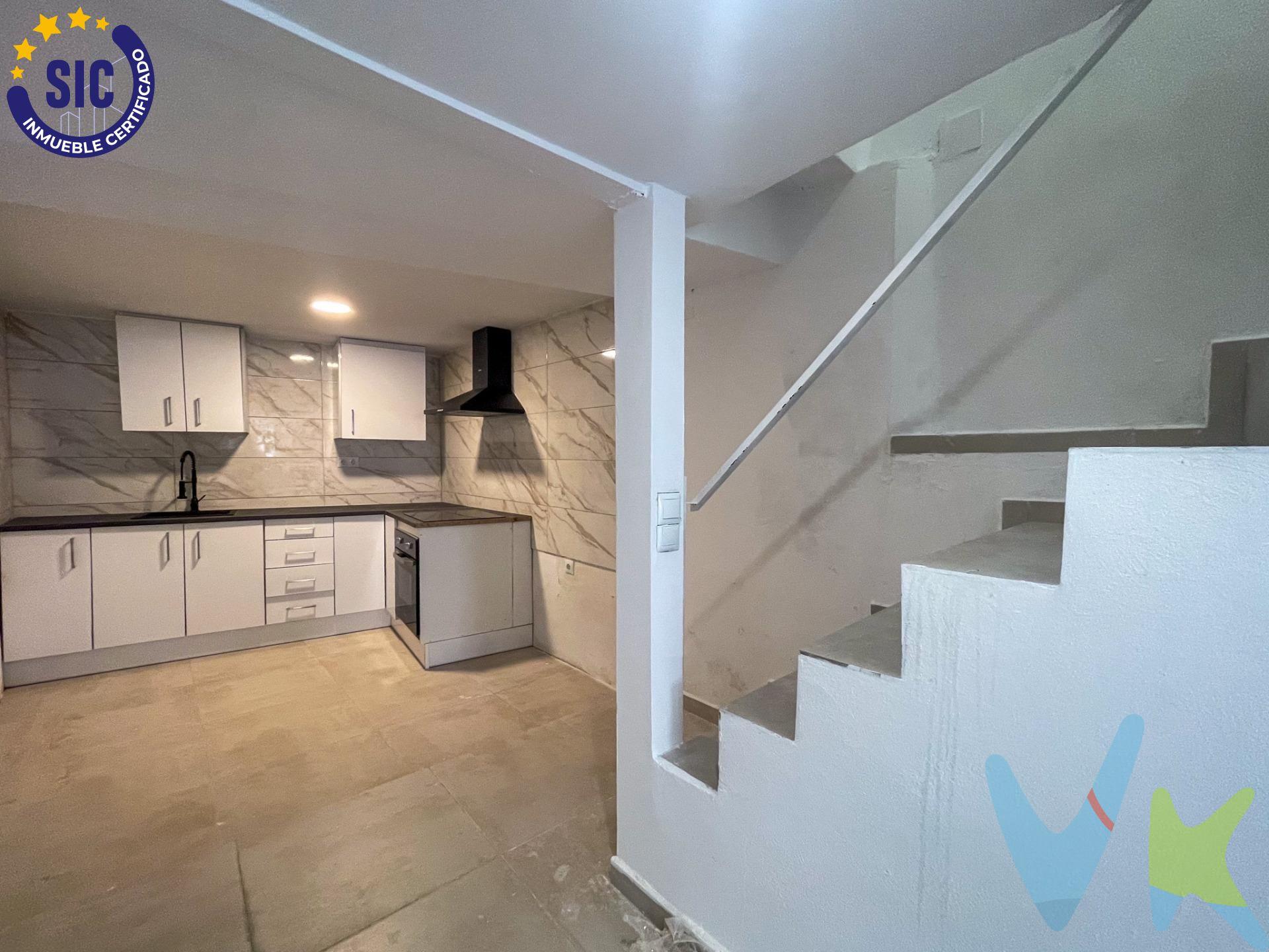 Una casa en el corazón de Requena. ¿Buscas algo más que una casa? Esta vivienda te ofrece mucho más: un hogar con historia, totalmente renovado, donde cada rincón cuenta una historia de mimo y buen gusto. Situada junto a la emblemática Iglesia del Carmen, en pleno centro histórico de Requena, esta encantadora casa de pueblo de 82 m² y tres alturas te invita a formar parte de la vida del barrio más auténtico y con más vida de la ciudad. Al cruzar la puerta, te recibe un acogedor vestíbulo que marca la entrada a una planta baja pensada para disfrutar. Una moderna cocina americana, abierta al salón, crea un espacio cálido y funcional, perfecto para compartir momentos. Bajo la escalera, un aseo completo bien aprovechado da un plus de comodidad al día a día. Subimos a la primera planta, donde la calma toma forma en una luminosa habitación principal con balcón a la fachada. Aquí despertarás con la luz del sol y las vistas a la vida del casco antiguo. En esta planta también encontramos un baño moderno con plato de ducha, y dos espacios que hoy son almacenes, pero mañana pueden convertirse en vestidor, despacho o habitación extra. En la buhardilla, una gran estancia diáfana te ofrece mil posibilidades: tu estudio soñado, una zona de relax, o un amplio dormitorio lleno de encanto bajo cubierta. La reforma es integral: electricidad, fontanería, carpintería.. todo nuevo. Ventanas de aluminio climalit, termo eléctrico y materiales actuales que combinan perfectamente con el alma de una casa con historia. Además, su ubicación es inmejorable: junto a la iglesia, rodeada de parques, a un paso del ayuntamiento y de bares con encanto. Perfecta como residencia habitual o segunda vivienda con alma. ¿Te imaginas viviendo aquí? No dejes pasar esta oportunidad! Contáctanos. La descripción del presente inmueble e imágenes tienen mero carácter informativo y en ningún caso carácter contractual, pudiendo ser modificados por la inmobiliaria comercializadora sin que ello implique responsabilidad alguna frente a terceros. En el precio de venta a público, esta propiedad NO incluye los gastos de adquisición (Notario, registro, gestión, honorarios, etc…).