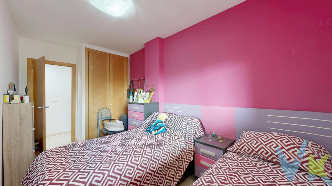 Te presentamos esta magnífica vivienda de 135 metros cuadrados en la zona nueva de Sagunto, ua propiedad que destaca por su amplitud, extraordinaria terraza y sus despejadas vistas, ideal para quienes buscan calidad de vida, comodidad y un entorno con proyección de futuro. La vivienda dispone de tres amplias habitaciones y dos baños completos, ofreciendo una distribución perfecta para disfrutar del día a día con espacio y funcionalidad, tanto en familia como para quienes desean disponer de estancias adicionales para teletrabajar o recibir invitados. Uno de sus grandes atractivos es su espectacular terraza, un espacio privilegiado donde disfrutar del aire libre y relajarse al final del día, el estado extraordinario del inmueble lo convierte en una vivienda perfecta para quienes necesitan entrar a vivir sin realizar ningún tipo de modificación en su interior. Una vivienda para disfrutar hoy y una ubicación para apostar por el mañana. 
