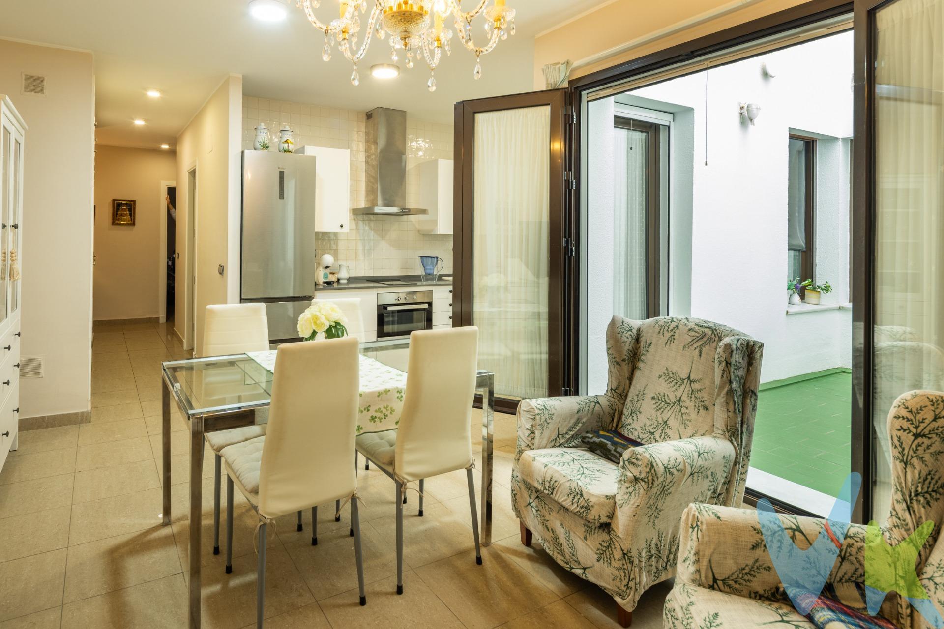 Ubicado en una de las zonas más emblemáticas del centro de la ciudad de  Cádiz, a pocos metros de la Plaza de San Antonio, presentamos en venta este acogedor inmueble,  que cuenta con:. 2 Dormitorios: Espaciosos, de muy buen tamaño, ideales para el descanso. Dos grandes armarios empotrados, uno en el dormitorio principal y otro en el pasillo. Salón: Amplio y acogedor, perfecto para disfrutar de momentos en familia o con amigos, con acceso directo al patio. Cocina: Funcional y equipada,  también con acceso directo al patio. Dos Cuartos de baño: Completo y en buen estado, uno con bañera y otro con placa de ducha. Patio privativo: Un espacio exterior para disfrutar al aire libre, con privacidad total. El edificio dispone de ascensor.  Una excelente oportunidad para vivir en el corazón de la ciudad, rodeado de historia, cultura y todos los servicios a tu alcance. * Gastos, impuestos y honorarios de la agencia no incluidos en el precio. Si estás interesado en esta propiedad pero tienes que vender, contacta con nosotros, te ayudamos a encontrar comprador para tu vivienda. Periodo de validez de la publicación 31/12/2025