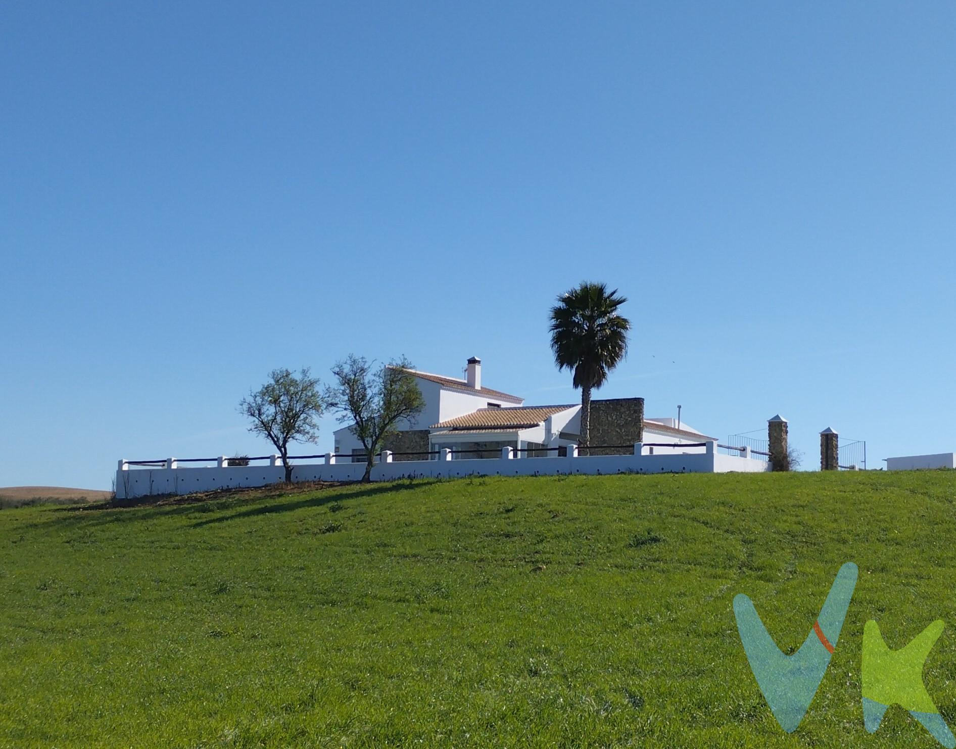 A menos de 1 hora del aeropuerto de Sevilla, 30 minutos de las playas vírgenes de la Costa de la Luz.

Vivienda Principal (220 m²)
•	Estilo tradicional andaluz con acabados rústicos.
•	4 habitaciones, 2 con baño en suite, 2 adicionales.
•	1 aseo adicional.
•	Amplio salón, cocina equipada, zonas comunes con chimenea.
•	Ideal tanto para residencia privada como casa rural.

Infraestructura Ecuestre Profesional
•	Nave con 20 boxes + 2 guadarneses (zona de guarniciones).
•	Otra nave con 14 boxes y almacén con silos para alimentación.
•	Picadero cubierto – entrenamiento durante todo el año.
•	Poni Club – zona independiente para escuela de equitación y actividades infantiles.
•	Pista cerrada de 40x20 – perfecta para clases o doma.
•	Pista de doma clásica 25x65 – medidas reglamentarias.
•	Pista de salto 90x40 – antigua pista de competición.
•	Cuartos de baño, vestuarios y salón social para eventos o actividades ecuestres.

Entorno Natural
•	6,9 hectáreas de terreno llano, ideal para pasto, expansión o proyectos agro-turísticos.
•	Excelentes accesos y privacidad absoluta.
•	Zona de gran valor histórico y ecológico, cercana al río Tinto y los paisajes únicos de Niebla.

Ideal para:
•	Centro ecuestre profesional o escuela de equitación.
•	Proyecto turístico rural (alojamiento + actividades ecuestres).
•	Inversores interesados en fincas andaluzas de lujo.
•	Propietarios que buscan una vida privada y auténtica, conectada con la naturaleza y el mundo del caballo.
