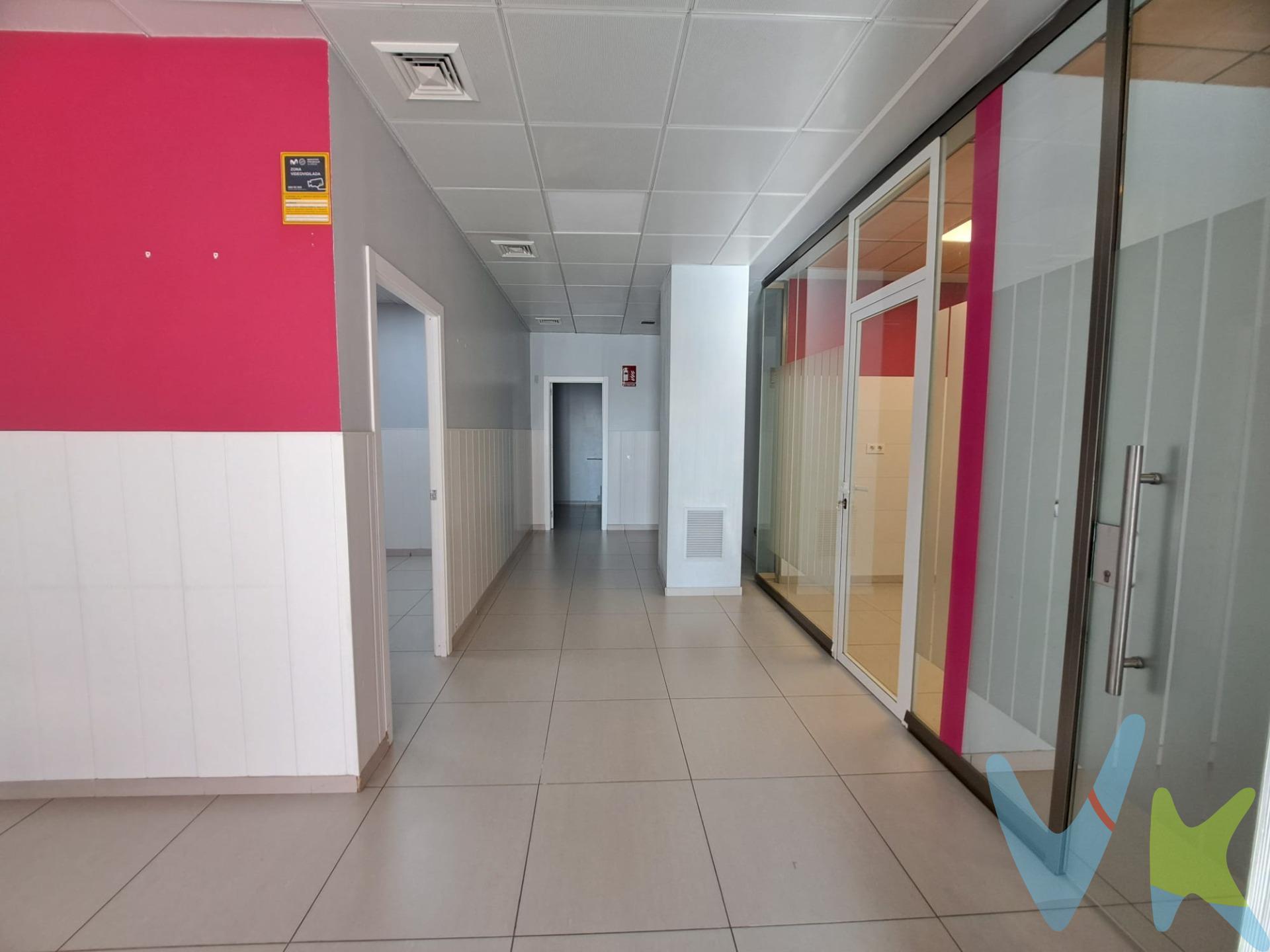 ¿Buscas un espacio con gran visibilidad, buena ubicación y listo para funcionar? Este local comercial en Fuente Amarga, reúne todo lo que necesita un negocio para destacar. Con 200 m² construidos y ubicado en esquina con fachada directa a la Carretera de Fuente Amarga, este inmueble ofrece una exposición comercial excepcional en una zona de paso constante, ideal para captar clientes de forma natural. Construido en 2007, el local se encuentra totalmente acondicionado y preparado para su uso, habiendo funcionado hasta hace aproximadamente dos meses como clínica veterinaria.  Actualmente la actividad ya no se desarrolla, pero el espacio mantiene las instalaciones y el buen estado de conservación, lo que permite retomar una actividad similar o adaptarlo fácilmente a otros usos profesionales o comerciales sin necesidad de grandes reformas: clínica, centro sanitario, oficinas, academia, comercio especializado o cualquier negocio que busque visibilidad y amplitud. Características principales:. Superficie construida: 200 m². Año de construcción: 2007. Estado: Acondicionado y en funcionamiento. Ubicación: Local en esquina. Fachada: Directa a Carretera de Fuente Amarga. Entorno: Zona consolidada con tránsito y actividad comercial. Su posición estratégica en esquina multiplica la presencia del negocio, permitiendo mayor escaparate, luminosidad y visibilidad desde varios puntos de la vía. Una oportunidad perfecta tanto para emprendedores como para inversores que buscan un local con buena ubicación y listo para comenzar actividad sin grandes reformas. Un espacio con potencial para que tu negocio crezca desde el primer día. En cumplimiento de las obligaciones de información previstas en la Ley 10/2025, de 28 de diciembre, de servicios de atención a la clientela y transparencia, así como en la normativa sectorial vigente, se hace constar que el precio indicado no incluye los gastos e impuestos inherentes a la adquisición, los cuales se desglosan a continuación:. • Impuesto sobre Transmisiones Patrimoniales (ITP): Se aplicará el tipo impositivo vigente en la Comunidad Autónoma de Andalucía (generalmente el 7% (7% de 229.900 = 16.093 €), sin perjuicio de tipos reducidos del 3,5%, 1,2% o 1% aplicables según las circunstancias personales del comprador o las características del inmueble). El impuesto se devenga sobre el Valor de Referencia de Catastro o el precio de venta, aquel que resulte superior. • Gastos de Notaría: Los honorarios notariales se calcularán conforme al arancel oficial regulado en el Anexo I, del Real Decreto 1426/1989, de 17 de noviembre, por el que se aprueba el arancel Notarial. (Cálculo aproximado: 1.500 €, de los que la parte vendedora abonará el coste de la Escritura matriz y la parte compradora, las copias). Más información: https://www.boe.es/buscar/act.php?id=BOE-A-1989-28111. • Gastos de Registro: La inscripción en el Registro de la Propiedad se facturará según el arancel oficial establecido en el ANEXO I, del Real Decreto 1427/1989, de 17 de noviembre, por el que se aprueba el arancel Notarial. Más información: https://www.boe.es/eli/es/rd/1989/11/17/1427. • Financiación externa: En el caso de necesitar financiación, habrá que sumar los gastos de la Entidad financiera (Gestoría, tasación, seguros,…). • Honorarios Agencia del Vendedor: incluidos en el PVP. • Honorarios Agencia del comprador: La agencia informa que los honorarios ascenderán a un 3% + IVA, sobre el valor de compra. Se informan y aceptan por escrito (hoja de encargo/servicios) antes de la visita y de cualquier gestión vinculada a la compra. Disponemos del Documento Informativo Abreviado de la propiedad (D. I. A), según Decreto 218/2005, de 11 de octubre. La Agencia Inmobiliaria también dispone de Seguro de Caución, para la garantía y protección de las cantidades económicas entregadas como señal para la reserva de una vivienda. 