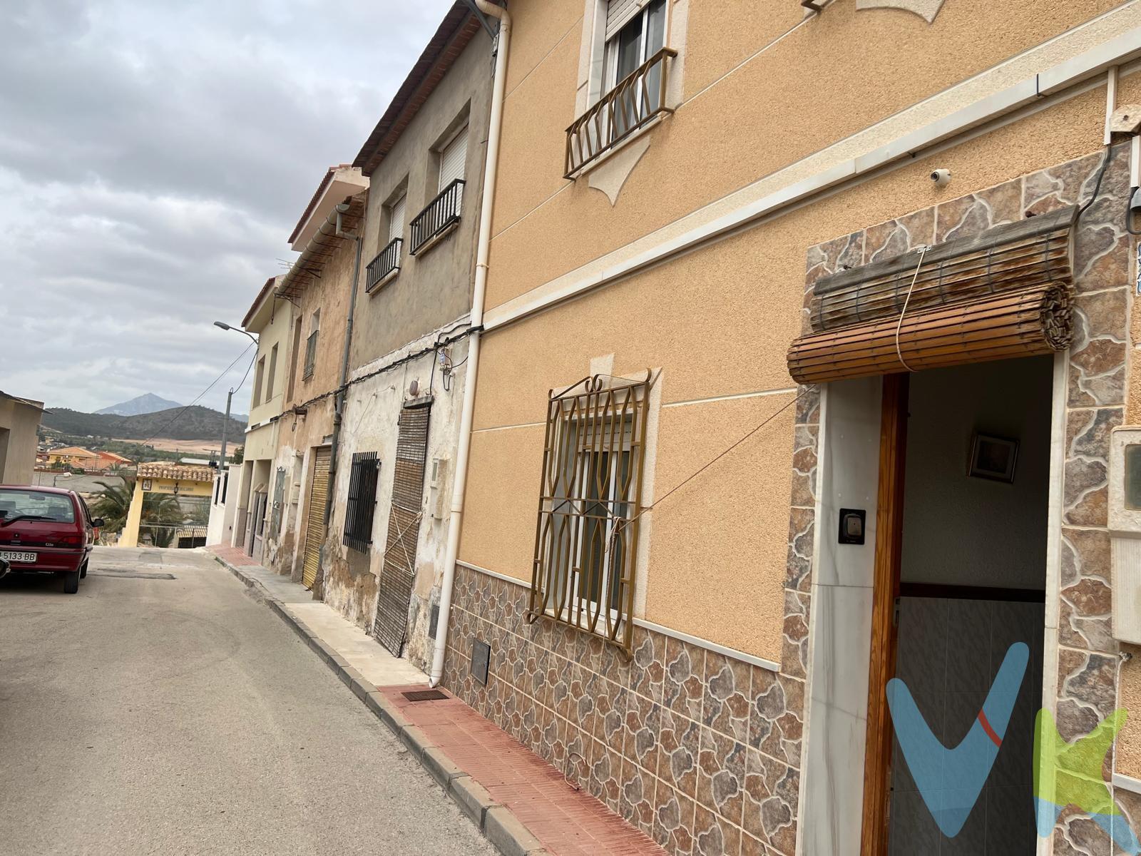 Crea el hogar que siempre has soñado en esta encantadora casa situada en Abanilla, localidad y municipio español perteneciente a la Región de Murcia, situado en la comarca Oriental, en el límite con la Comunidad Valenciana. La vivienda se encuentra en periferia del casco histórico de la pedanía de Abanilla denominada Barinas. Ubicada en un pueblo tranquilo, te permitirá disfrutar de la tranquilidad del campo sin renunciar a la comodidad de tener todos los servicios a tu alcance. La vivienda tiene 4 habitaciones, una de ellas en la planta principal y un espacioso baño, un amplio salón y  bonita cocina sin estrenar con chimenea y de allí accederás al al luminoso patio con una despeensa y con aseo y con acceso a otra sala con una segunda  cocina con chimenea, en la parte superior de esta sala hay amplio trastero de 15 metros. En la planta de arriba de la vivienda encontrarás tres habitaciones muy luminosas un baño muy amplio, una segunda despensa, y un patio con salida a un balcón. La vivienda cuenta con todas las comodidades y sin necesidad de realizar reforma, aún siendo una vivienda de origen, en un entorno encantador. Cuando te pongas en contacto con nosotros, te informaremos de los gastos que no están incluidos en el precio, gastos de compraventa y honorarios de agencia y te ayudaremos para que tu proceso de compra con nosotros se convierta en un. Calma: Estado ideal de tranquilidad que tendrás al comprar tu casa con nosotros. Por último, te vamos a contar una cosa: Los propietarios han confiado en nosotros y nos han contratado en exclusiva para que les ayudemos a vender uno de sus bienes más preciados, su casa, su hogar. Esto para ti, como comprador, será una garantía ya que tendrás acceso a un servicio de calidad, un trato fácil, sencillo y sin interferencias de terceros. Por eso, te vamos a pedir un favor, habla con nosotros, no los molestes, te vamos a ayudar en caso de interés en todo el proceso y te vamos a facilitar toda la documentación e información que precises. Como ya te habíamos dicho, ¡Un servicio de calidad!.
