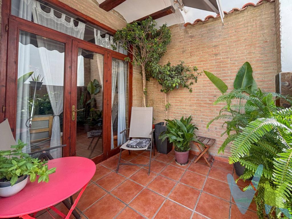 🏡 Encantadora vivienda reformada con terraza en El Botànic 🌿. Te presentamos esta preciosa vivienda en el corazón del carismático barrio de El Botànic. Con 89 m² construidos y una reforma integral de estilo contemporáneo, esta casa combina a la perfección el encanto de lo antiguo con las comodidades modernas ✨. 📍 Ubicada en una primera planta (sin ascensor) de una finca de principios del siglo XX, conserva techos altos y vigas de madera vistas que aportan calidez y carácter en cada estancia. 🛏️ 3 dormitorios (uno con aseo en suite). 🛁 1 baño completo adicional. 🛋️ Amplio salón-comedor con salida a una terraza privada 🌞. 🍳 Cocina independiente totalmente equipada. ✅ Ventanas Climalit. ✅ Aire acondicionado. ✅ Suelo de tarima flotante. ✅ Acabados de alta calidad. 🌟 Situada a un paso del Jardín Botánico, del centro histórico y rodeada de todos los servicios, esta propiedad es una joya en una de las zonas más auténticas de Valencia. 📌 Importante:. La oferta puede estar sujeta a cambios de precio o retirada sin previo aviso. La información es orientativa y no contractual. 💼 El precio no incluye honorarios de agencia, impuestos (IVA, ITP), ni gastos de notaría, registro o gestoría. 🔐 Inmueble en exclusiva, para garantizarte un trato profesional y personalizado. 🙏 Rogamos no molestar a propietarios, ocupantes o vecinos. 📲 ¿Tienes dudas?  Contáctanos, estaremos encantados de ayudarte  ¿eres agente con cliente interesado? Llámanos, estaremos encantados de colaborar contigo 😊. 