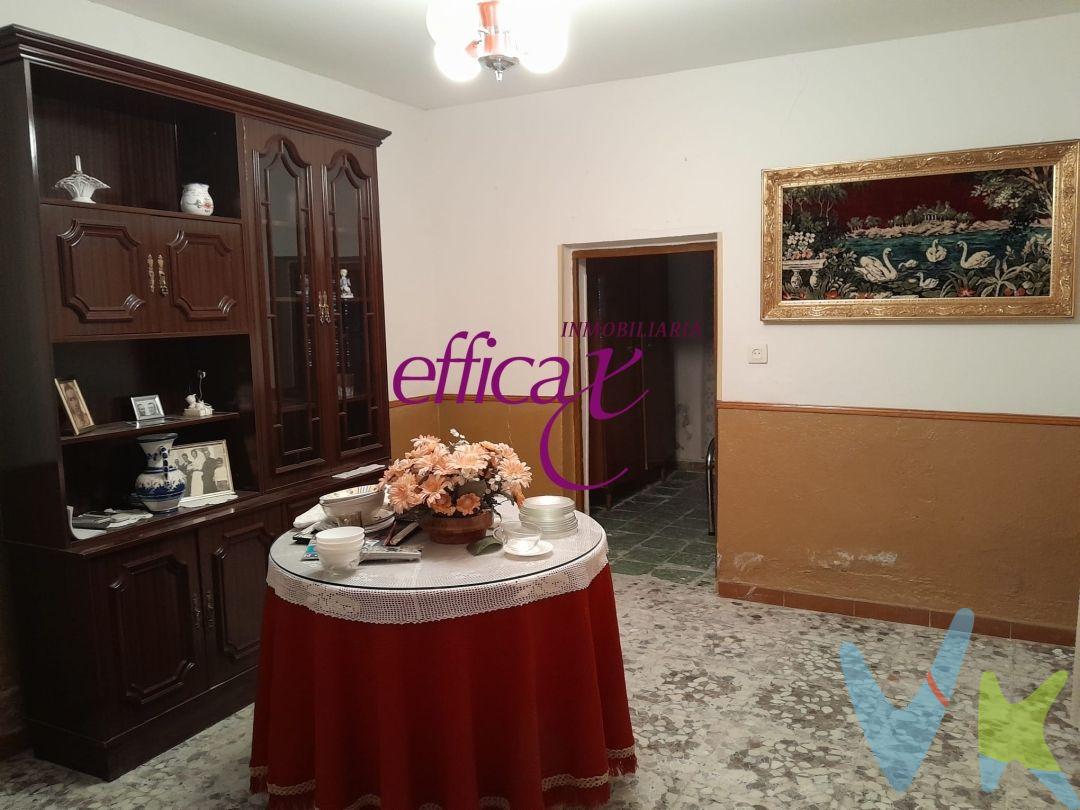 Se vende casa antigua muy amplia en el centro de la localidad de Burujón, a 50 metros de la plaza del ayuntamiento. Está formada por una sola planta distribuyéndose interiormente en varias estancias. 
Dispone de 4 habitaciones, cocina, baño, garaje con habitación anexada y patio interior.
Tiene mucho potencial para reformar o para construir viviendas en altura.
Buena ocasión para invertir en la zona y estar bien situados para el futuro inmediato.
La compra de este inmueble conlleva un servicio de formalización y gestión de la compraventa para el comprador, cuyo coste no esta incluido en el precio publicado.
Se le informara de todos los gastos asociados a la compraventa antes de la reserva para que usted compre con la maxima seguridad, tranquilidad y transparencia.