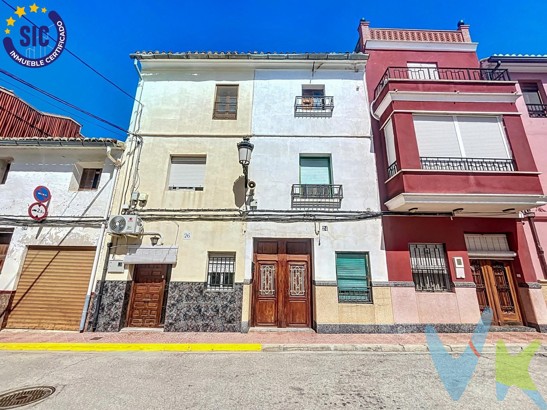 Casa de pueblo con gran potencial frente a la plaza de la iglesia – Lugar Nuevo de Fenollet. ¿Buscas una vivienda con historia y muchas posibilidades de reforma? Esta casa de pueblo, ubicada en la calle San Antonio y justo frente a la plaza de la iglesia de Lugar Nuevo de Fenollet, puede ser la oportunidad que estabas esperando. Con más de un siglo de antigüedad, esta propiedad conserva el encanto de la arquitectura tradicional, ideal para quienes desean crear un hogar con carácter propio. La vivienda cuenta con una superficie construida de 147 m² distribuidos en tres plantas. Distribución actual:. ●	3 habitaciones: una individual en planta baja y dos dobles en la primera planta. ●	Espacios amplios, diáfanos y versátiles, con gran potencial para rediseñar según tus necesidades. Se incluyen propuestas de reforma que permiten transformar la vivienda en una cómoda casa de 2 a 4 habitaciones. Importante: actualmente la casa no dispone de cocina ni cuarto de baño con ducha, y no cuenta con acometida de agua ni desagüe, por lo que no es habitable en su estado actual y requiere una reforma integral. Situada en una población tranquila y con encanto, esta vivienda está ubicada junto a la conocida ciudad de Xàtiva, a menos de 8 km de todos los servicios esenciales: hospitales, transporte público, supermercados y centros comerciales.  . ✨ Una oportunidad única para quienes buscan restaurar una casa con alma o desarrollar un proyecto con gran potencial de revalorización. 📞 Contáctanos hoy mismo para más información o para concertar una visita. La descripción del presente inmueble e imágenes tienen mero carácter informativo y en ningún caso carácter contractual, pudiendo ser modificados por la inmobiliaria comercializadora sin que ello implique responsabilidad alguna frente a terceros. En el precio de venta a público, esta propiedad NO incluye los gastos de adquisición (Notario, registro, gestión, honorarios, etc…).