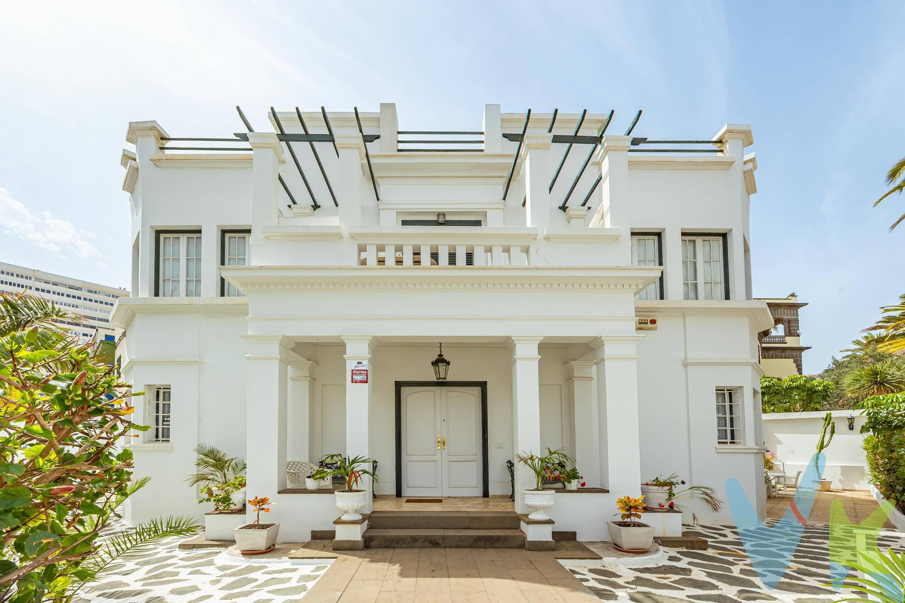 Maravilloso Chalet independiente situado en el Paseo Madrid, importante calle del barrio más exclusivo de la Las Palmas de GC, Ciudad Jardín y cerca de las más amplias zonas verdes de la ciudad, el Parque y Jardines Doramas, Museo Néstor, Jardines y Hotel Santa Catalina y Pueblo Canario.  . Con un estilo colonial, consta de 465 m2 de parcela y 460 m2 construidos, distribuidos a dos alturas más sótano. Muy bien situado, haciendo esquina en una calle amplia y cercano a todo tipo de servicios, muy luminoso y con todas las estancias exteriores, con muy buena distribución, habitaciones muy amplias que disponen de varias terrazas. Con muy buenos acabados y un diseño de interiores que realzan los elementos arquitectónicos de la época. El chalet está distribuido a dos alturas, más sótano, de la siguiente forma:. PLANTA BAJA: Nos recibe una amplia terraza y porche delantero, y entrando a la casa, un amplio hall de entrada, el área social, con amplio salón doble, comedor, cocina independiente equipada, un dormitorio con baño en tipo suite, y un segundo salón que da paso a una terraza y comedor exterior. También en esta misma planta está situado el garaje y un APARTAMENTO INDEPENDIENTE con dormitorio, salón, cocina y baño. PLANTA PRIMERA: Dispone de tres dormitorios dobles y dos baños, uno de ellos en tipo suite, todos exteriores, con terraza, grandes ventanales y muy luminosos. PLANTA SEGUNDA: está situada la terraza-solarium y un cuarto trastero. PLANTA SÓTANO: varios espacios diferenciados, una bodega, con cocina y baño, . y sala de máquinas y un espacio de taller. La elegancia interior es innegable gracias a los acabados impecables que combinan elementos constructivos nobles como suelos de madera y de mármol, carpintería y detalles constructivos que proporcionan un ambiente exclusivo e íntimo a la vivienda. En el exterior una arquitectura emblemática con detalles propios del estilo de la época como grandes ventanales que le proporcionan luz durante todo el día. Todo ello la definen como una propiedad muy ESPECIAL y ÚNICA. Ciudad Jardín tiene una magnífica comunicación con la Avenida Marítima y conexión directa con la autopista GC-1, a diez minutos del Aeropuerto de  la isla,  con todo  tipo de servicios y equipamientos a su alrededor, que harán más cómoda tu vida familiar y laboral. Información: El precio de venta no incluye impuestos propios de la transmisión, gastos de notaría, registro, ni cualquier otro que según ley pueda corresponder al comprador.