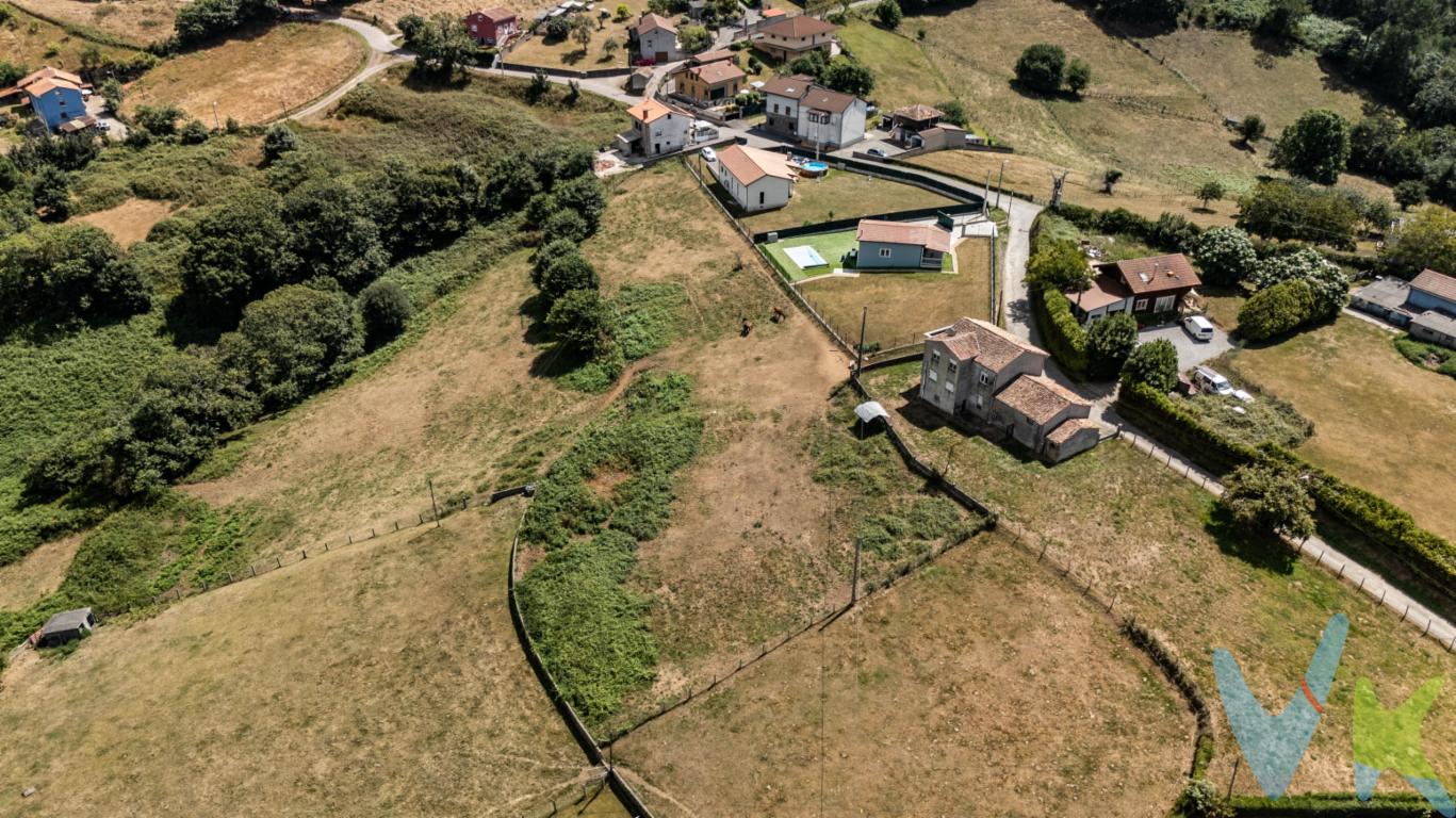 Magnífica finca edificable situada en la parroquia de Valdesoto, en pleno centro de Asturias y a tan solo 5 minutos en coche del núcleo urbano de Pola de Siero.La parcela es totalmente llana, cuenta con un acceso cómodo y dispone de los servicios de luz y agua a pie de finca, lo que facilita notablemente cualquier proyecto de construcción. La normativa permite edificar una vivienda de hasta 300 m², ofreciendo múltiples posibilidades para diseñar el hogar que siempre has imaginado.Ubicada en un entorno tranquilo, rodeado de espacios verdes y con unas vistas inmejorables, esta finca combina la tranquilidad del entorno rural con la cercanía a todos los servicios, comercios y comunicaciones de Pola de Siero.Una excelente oportunidad para construir una vivienda a medida en una de las zonas mejor comunicadas del centro de Asturias.Se informa a los interesados que el precio de venta indicado no comprende los honorarios de la agencia inmobiliaria al comprador, el Impuesto de Transmisiones Patrimoniales (ITP) ni los gastos asociados a la compraventa (notaría, registro de la propiedad y otros)