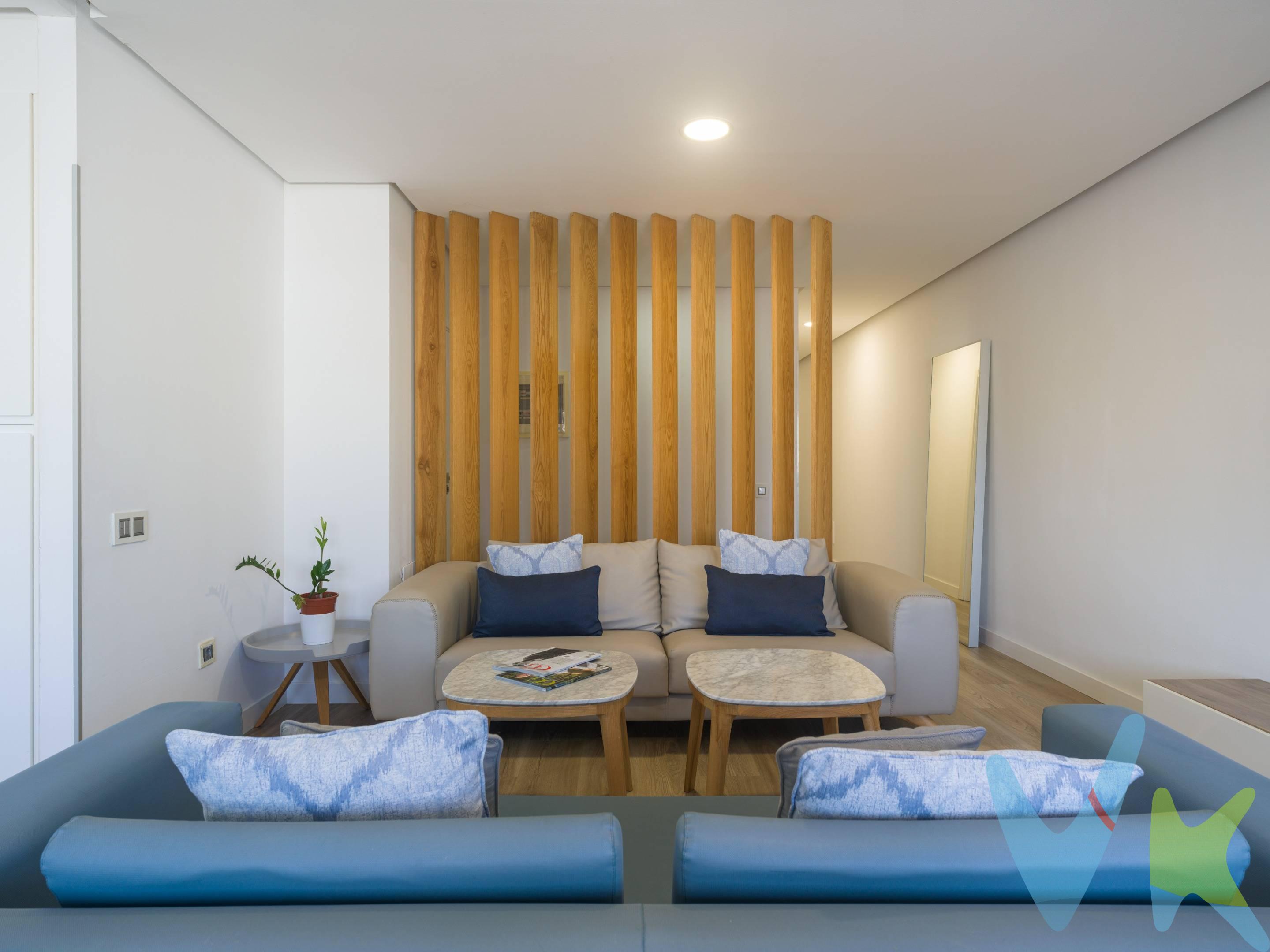 Exclusiva vivienda prácticamente en primera línea de la Playa de Las Canteras. A tan solo unos pasos de la arena y con vistas al mar, esta magnífica vivienda de aproximadamente 120 m² disfruta de una ubicación privilegiada, prácticamente en primera línea de la Playa de Las Canteras, una de las mejores playas urbanas de Europa. Salir de casa y estar paseando junto al mar en apenas unos segundos es un auténtico lujo. Ubicada en un edificio moderno y de reciente construcción, la vivienda combina diseño contemporáneo, excelentes calidades y una distribución muy funcional. Cuenta con un amplio y luminoso salón-comedor con cocina de concepto abierto, ideal para disfrutar del día a día. Dispone de dos amplios dormitorios, destacando una elegante master suite con baño en suite, además de un segundo dormitorio de gran tamaño. La vivienda está equipada con aire acondicionado en todas las estancias y se vende completamente amueblada y equipada, lista para entrar a vivir. Incluye trastero. Aunque no dispone de plaza de garaje, existen varios aparcamientos a escasos metros donde es posible alquilar una plaza. Una oportunidad única tanto como residencia habitual, segunda vivienda o inversión, en una de las ubicaciones más cotizadas de Las Palmas de Gran Canaria. Disponible:. * Segunda planta: 545.000 €. * Tercera planta: 549.000 €. Vivir en Las Canteras no es solo vivir junto al mar; es disfrutar de un estilo de vida único, con el paseo marítimo, restaurantes, cafeterías, comercios y todos los servicios a solo unos pasos de casa.