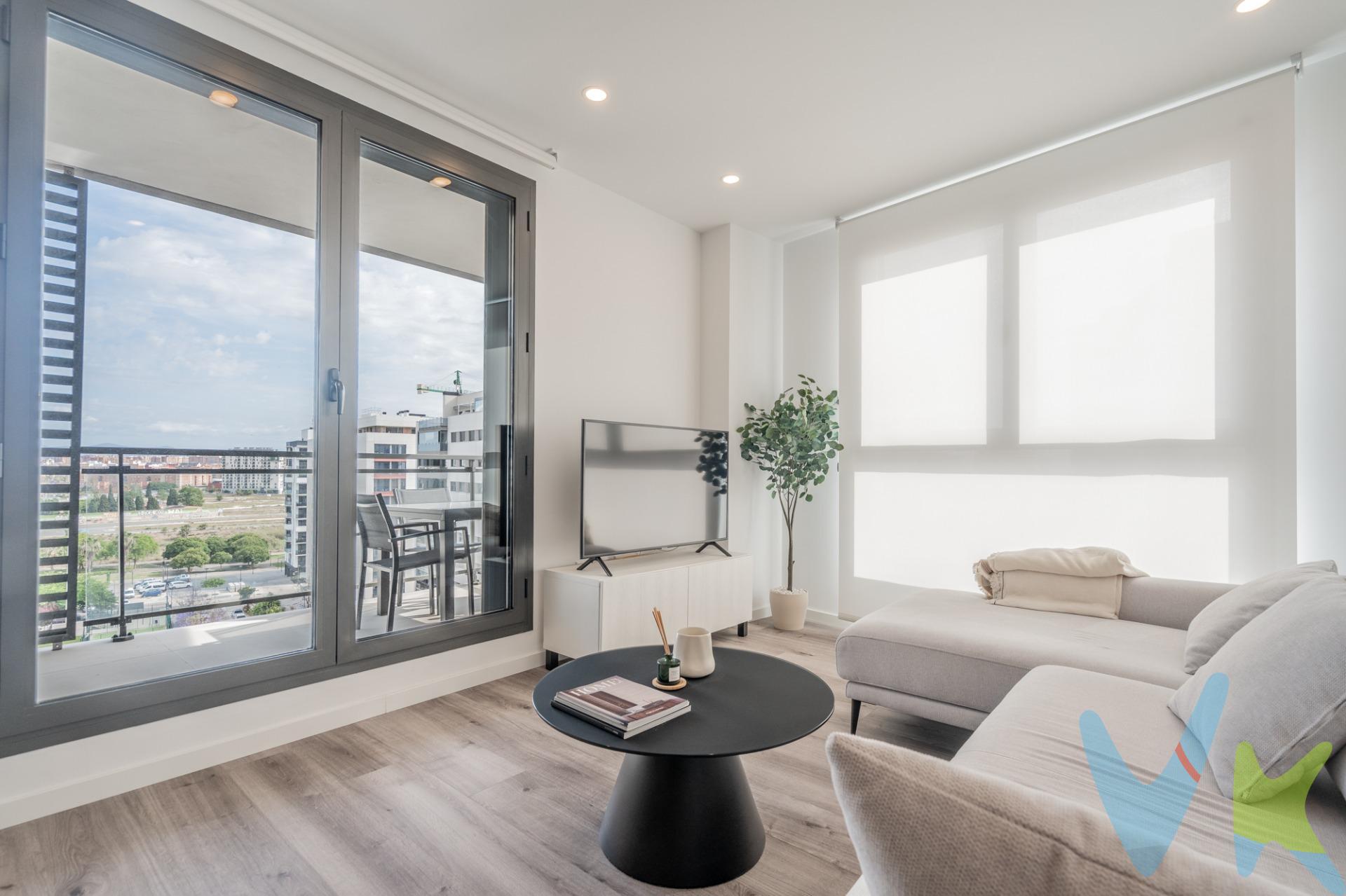¿Buscas un hogar moderno, cómodo y en una ubicación privilegiada? ¡Esta es tu oportunidad! Te presentamos este precioso piso prácticamente a estrenar en la exclusiva zona de Moreras, un barrio en pleno crecimiento y expansión. Esta magnífica vivienda  dispone de tres habitaciones amplias, perfectas para familias o para quienes necesitan espacio adicional para teletrabajar o recibir invitados y cuenta con dos baños completos, uno de ellos en suite, ofreciendo mayor comodidad e intimidad.  Cuenta también con una fantástica terraza de 12 metros cuadrados con vistas despejadas a la Ciudad de las Artes y las Ciencias ideal para disfrutar de un desayuno al sol, momentos de relax o reuniones con amigos. Además, la vivienda incluye plaza de garaje y trastero, ofreciendo una solución práctica y segura para el día a día y se encuentra ubicada en un residencial privado que destaca por sus completas zonas comunes, pensadas para el disfrute y la comodidad de todos sus residentes. Entre ellas, podrás disfrutar de una piscina comunitaria, ideal para refrescarte en los meses de verano; una pista de pádel, perfecta para mantenerte activo; y amplias áreas verdes con club social, espacios diseñados para el ocio, el descanso o la celebración de eventos familiares. Por si fuera poco, el edificio cuenta con un cuarto para bicicletas, una opción funcional y sostenible para quienes apuestan por una movilidad respetuosa con el entorno. Situado en una zona en pleno auge, a pocos minutos de la Ciudad de las Artes y las Ciencias y del Oceanográfico, rodeado de parques, comercios, colegios y todos los servicios necesarios para una vida cómoda y activa. La zona cuenta con excelente comunicación y acceso a transporte público, facilitando tus desplazamientos por toda la ciudad. ¿Por qué elegir este piso?. Porque combina modernidad, comodidad y una ubicación inmejorable en una de las áreas con mayor proyección de Valencia. Es el hogar perfecto para quienes desean vivir en un entorno dinámico, rodeado de cultura, ocio y naturaleza, con todas las comodidades a su alcance.