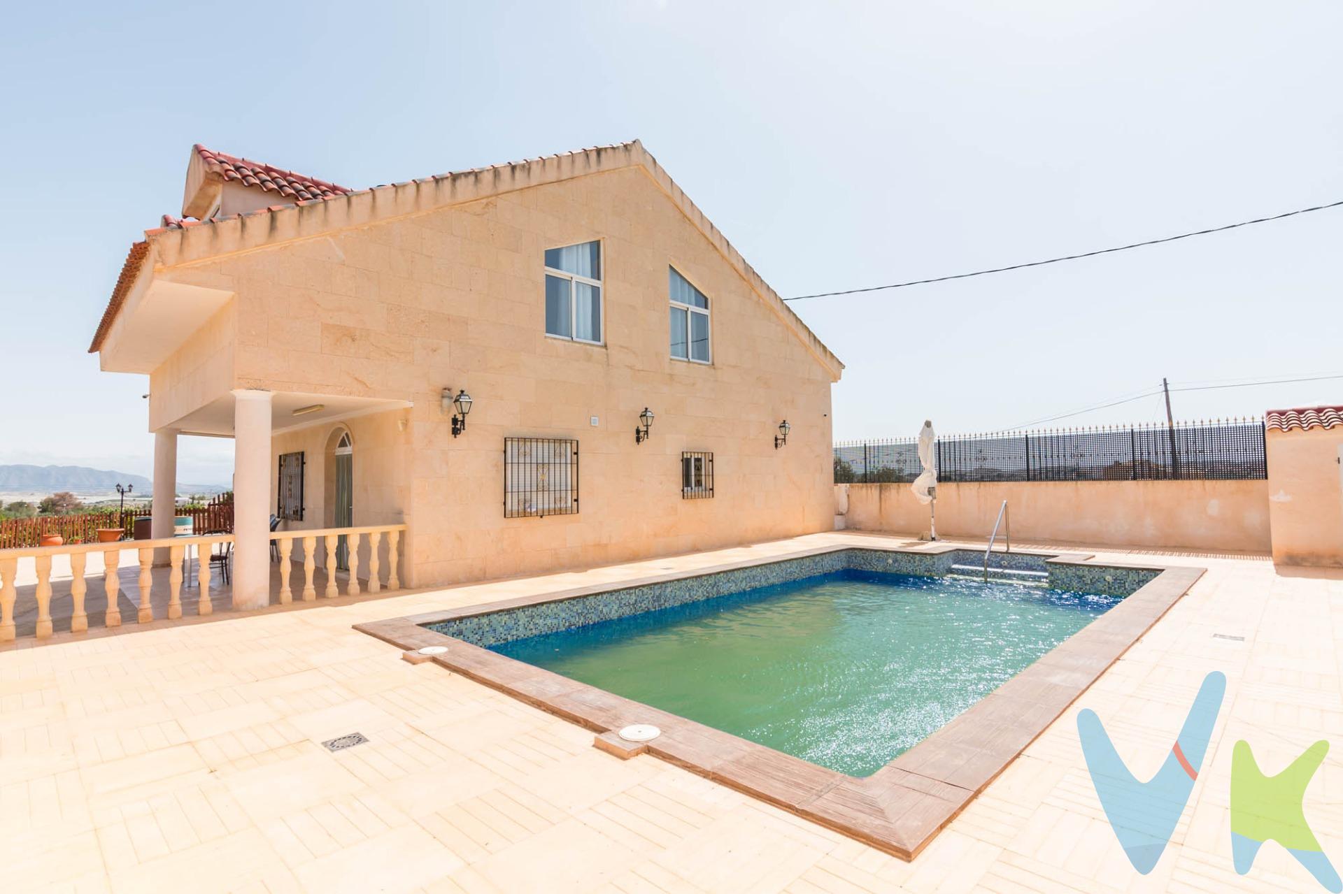 Crea el hogar que siempre has soñado en este encantador chalet ubicado en urbanización El reloj de Fortuna en un entorno tranquilo, con excelentes conexiones y todas las comodidades. La vivienda se distingue por su diseño que maximiza la luz natural y sus vistas despejadas al entorno rural.Su ubicación es privilegiada, la vivienda cuenta con dos alturas y  ocho amplios dormitorios dobles y dos baños completos. Dispone de una cocina con vistas a la piscina y un gran salón-comedor muy luminoso, con una gran chimenea. En el exterior, podrás disfrutar de una zona natural con piscina privada, un baño, bárbacoa, 3000 metros de parcela con árboles frutales  y un acogedor porche, ideal para relajarse,  y compartir momentos especiales. La propiedad se encuentra muy bien comunicada por autovía, ya que a sólo 5minutos en coche llegamos a la salida Santomera-Abanilla de la A-7, desde dónde podemos conectar al aeropuerto de Alicante o Corvera en 30minutos. a tan solo 10 minutos de Murcia capital y varios centros comerciales, y a 30 minutos de las playas y aeropuertos de la región, con fácil acceso a las principales vías de comunicación. Cuando te pongas en contacto con nosotros te informaremos de los gastos que no están incluidos en el precio, gastos de compraventa y honorarios de agencia y te ayudaremos para que tu proceso de compra con nosotros se convierta en un. Calma: Estado ideal de tranquilidad que tendrás al comprar tu casa con nosotros. Por último, te vamos a contar una cosa: Los propietarios han confiado en nosotros y nos han contratado en exclusiva para que les ayudemos a vender uno de sus bienes más preciados, su casa, su hogar. Esto para ti, como comprador, será una garantía ya que tendrás acceso a un servicio de calidad, un trato fácil, sencillo y sin interferencias de terceros. Por eso, te vamos a pedir un favor, habla con nosotros, no los molestes, te vamos a ayudar en caso de interés en todo el proceso y te vamos a facilitar toda la documentación e información que precises. Como ya te habíamos dicho, ¡Un servicio de calidad!.