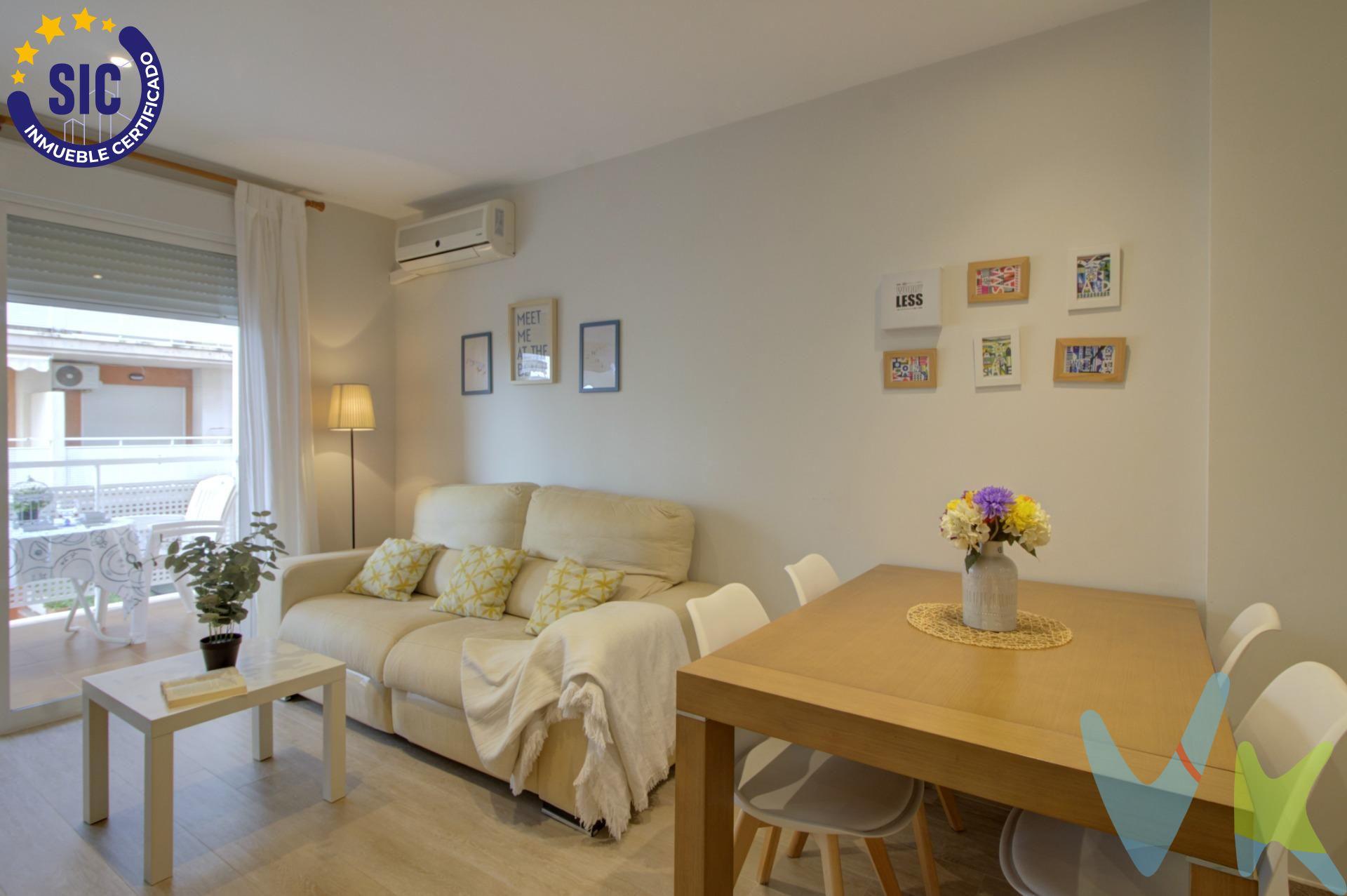 Despertar cerca del mar cambia la forma de disfrutar cada día. En Novalmenara, junto a la Playa de Almenara, encontramos este apartamento con orientación sur, terraza y una distribución cómoda, perfecto para convertirlo en ese lugar al que siempre apetece volver. La vivienda cuenta con dos dormitorios y un baño, además de una agradable zona de día formada por salón y cocina. Desde el salón se accede a la terraza, un espacio exterior que gana protagonismo gracias a su orientación: desayunos al aire libre, una lectura tranquila después de comer o cenas disfrutando de las noches de verano. Los armarios empotrados aportan capacidad de almacenaje, mientras que los toldos y radiadores permiten adaptar la vivienda a diferentes momentos del año. Además, se vende amueblada, una ventaja para quienes buscan empezar a disfrutar de su apartamento en la playa sin complicaciones. Y hay dos extras que marcan la diferencia en una segunda residencia: plaza de parking y trastero incluidos en el precio, especialmente prácticos para guardar todo aquello que acompaña a los días de playa. La vivienda forma parte de Novalmenara, una urbanización concebida para disfrutar también fuera de casa, con piscinas, zonas ajardinadas, espacios infantiles, club social y pistas deportivas. Un entorno especialmente interesante para familias, parejas o quienes buscan una segunda residencia donde combinar descanso y ocio. Muy cerca espera la Playa Casablanca, con su extensa franja de costa para pasear, bañarse y disfrutar del Mediterráneo. Aquí los días empiezan con luz, continúan entre piscina y playa y terminan en la terraza. Ven a conocerlo. Si lo necesitas, te ayudamos con la financiación. El precio del inmueble no incluye los honorarios de la agencia que ascienden al 3% del precio final del inmueble más IVA, ni los gastos de notaría y registro de la propiedad (que están sujetos a aranceles y varían dependiendo del precio de escrituración), ni los impuestos (que en la Comunitat Valenciana dependen del precio del inmueble y de las características personales del comprador). Para mayor seguridad en la compraventa, todas nuestras viviendas poseen FICHA DE CERTIFICACIÓN DE INMUEBLES registrada por la Asociación de Inmobiliarias de la Comunidad Valenciana ASICVAL. Antes de comprar o de entregar las arras, pida el Certificado de la vivienda para estar seguro y tranquilo sobre la situación legal, urbanística y de cargas de la misma. 