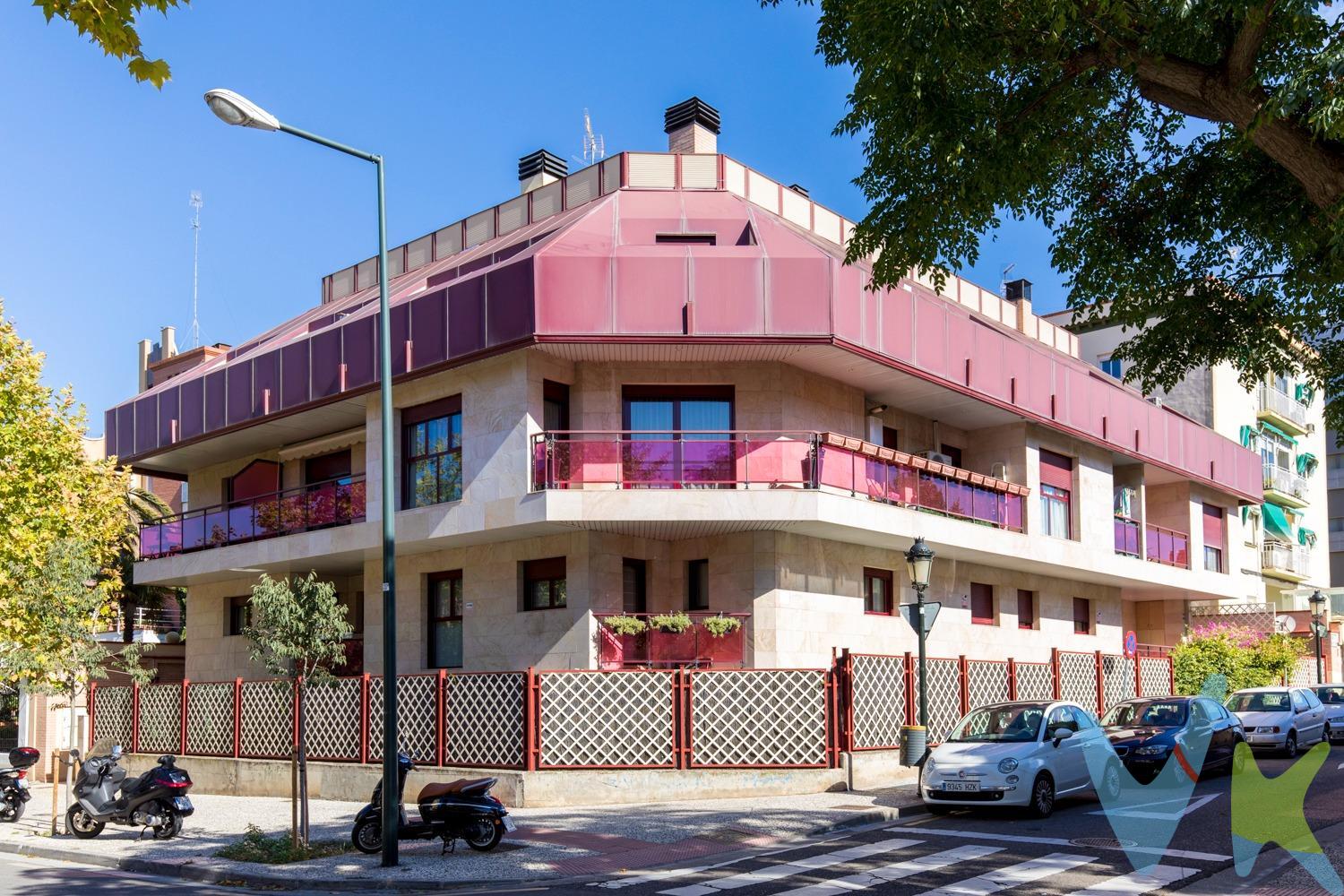 Magnífico dúplex situado en pleno Paseo de Ruiseñores, una de las zonas residenciales más exclusivas de Zaragoza, que combina tranquilidad, privacidad y una excelente ubicación a pocos minutos del centro de la ciudad. La vivienda cuenta con 114 m² útiles distribuidos en dos plantas, con amplias estancias, una distribución muy funcional y excelentes calidades. En la planta principal encontramos un espacioso salón de aproximadamente 30 m² con salida directa a una fantástica terraza de 21 m², perfecta para disfrutar del aire libre, comidas o reuniones. La amplia cocina independiente también dispone de acceso a la terraza, aportando una gran comodidad. Completa esta planta un aseo de cortesía. La planta superior alberga tres dormitorios dobles. El dormitorio principal es tipo suite, con vestidor y baño incorporado, mientras que los otros dos dormitorios disponen de un segundo baño completo. La vivienda cuenta con calefacción individual, aire acondicionado en toda la casa, suelos de mármol y excelentes acabados. Se vende con TRES PLAZAS DE GARAJE Y TRES TRASTERO, un valor añadido especialmente interesante en esta ubicación. Situado en un entorno residencial privilegiado, próximo a zonas verdes y con todos los servicios necesarios, este dúplex ofrece el equilibrio perfecto entre tranquilidad y cercanía al centro de Zaragoza. Una vivienda que destaca por su ubicación, su cómoda distribución, su amplia terraza y la excepcional ventaja de disponer de tres plazas de garaje. Contacta con nosotros para ampliar información o concertar una visita. **Gastos e impuestos no incluidos. A título orientativo, en segundas transmisiones, el comprador abonará: Impuesto sobre Transmisiones Patrimoniales (ITP), tipo general en Aragón al 8% (*). Base de cálculo: mayor valor entre precio de compraventa o valor de referencia catastral. Gastos de Notaría y Registro: Aranceles variables según precio, número de copias y complejidad; cálculo según tarifas normativas. Si se precisa hipoteca: Tasación, condiciones y costes bancarios según entidad elegida por el comprador; así como gastos de gestoría y cualesquiera otros inherentes a la compraventa. No se incluyen otros gastos o tributos que puedan por Ley corresponder al comprador. Operación sujeta a doble mediación. Existen honorarios a cargo del comprador, salvo pacto en contrario, no incluidos en PVP. El consumidor conforme a la normativa vigente podrá solicitar información y documentación adicional relativa al inmueble, sus características, condiciones de la operación y del servicio de mediación en la oficina y/o a través de nuestro teléfono de contacto o mail. La agencia actúa exclusivamente como intermediaria en la compraventa, cuyas condiciones, en todo caso, estarán sujetas a la aceptación expresa del vendedor del inmueble y posterior formalización del contrato. La información suministrada se corresponde con la disponible a la fecha de publicación, pudiendo variar en función de las circunstancias o actualizaciones legales, contractuales y fiscales. Anuncio de carácter meramente informativo. Para una información exhaustiva sobre el funcionamiento, tipos impositivos y bonificaciones del ITP en Aragón, puede consultar el portal oficial de la Agencia Tributaria Autonómica. Tarifas notariales y registrales reguladas en el Anexo I del Real Decreto 1426/1989 y Anexo I del Real Decreto 1427/1989, respectivamente. Anuncio no vinculante, puede contener errores**