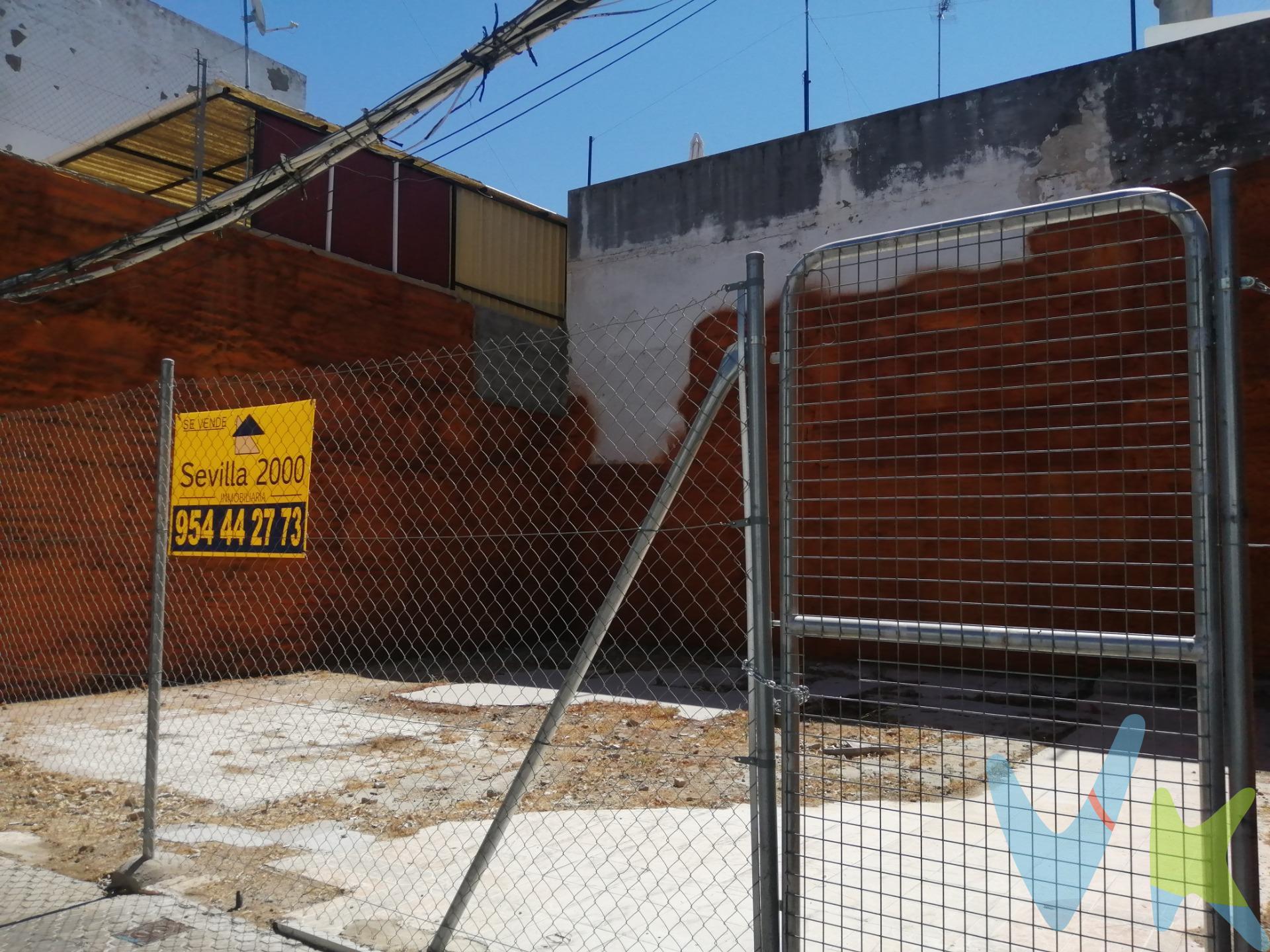 Atención inversores!!. Terreno urbano de aproximadamente 100m² (10x10) en El Cerro del Águila. Los usos permitidos, según PGOU, son vivienda unifamiliar y plurifamiliar,. En planta baja se permiten talleres, pequeños comercios, etc. Oficinas en PB y P1ª y despachos profesionales en todas las plantas. La altura máxima edificable es de 3 plantas (baja + 2). Bajo rasante, se permite sótano para garaje, trasteros y salas técnicas. Por encima de la 3ª planta, pérgolas, salas técnicas, piscina, maquinaria de ascensor, trasteros y castillete de salida. Dato importante a destacar, como la parcela es menor de 110m² se permite ocupar el 100% en todas las plantas. La edificabilidad es  3m²/techo por m² suelo, es decir unos 300 m² (100x3). Tanto por las especificaciones urbanísticas como por su privilegiada situación (parada de metro, autobuses, guarderías, colegios, parques, comercios, etc) hacen de este solar una magnífica oportunidad para construir la vivienda de sus sueños o como inversión en una pequeña promoción en el  corazón del Cerro del Águila!!!. Solicite información sin compromiso!!!. Informamos a nuestros clientes compradores que el precio de venta no incluye lo siguiente: Honorarios de la agencia inmobiliaria, Impuestos (I.T.P., I.V.A. o A.J.D., en su caso) ni otros gastos de la compraventa (gastos de Registro de la Propiedad, Notaría, Gestoría ni de posible Financiación). Documento D.I.A. a disposición del consumidor según Decreto 218/2005 Junta de Andalucía.