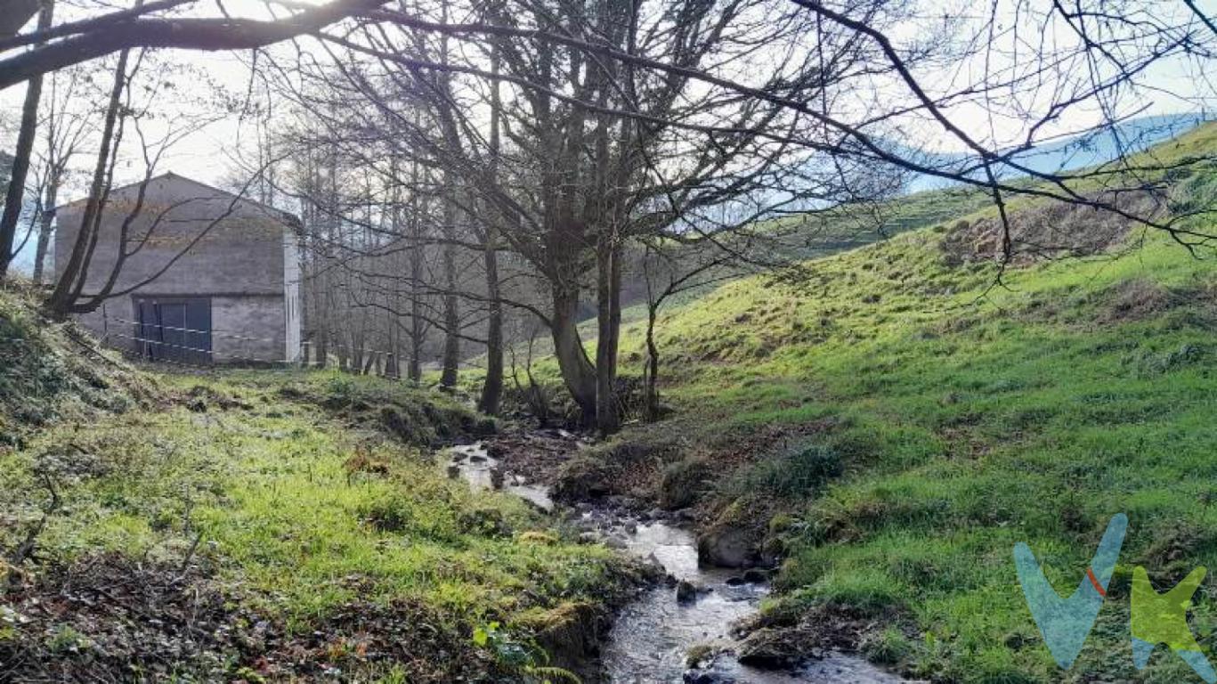 ¡Bienvenido al paraíso rural en Molledo, Cantabria! Esta encantadora finca rústica, con una extensión de más de 30.000m2, ofrece una oportunidad única para aquellos que buscan un refugio en la naturaleza o quieren emprender proyectos agrícolas o ganaderos.Ubicada en un entorno tranquilo y pintoresco, esta propiedad cuenta con un almacén espacioso de aproximadamente 128m2 distribuidos en dos alturas, perfecto para almacenar herramientas agrícolas o proporcionar cobijo al ganado durante los meses de invierno. Buen acceso hasta la parcela.Lo más destacado de esta finca es su hermoso riachuelo, que serpentea a lo largo del terreno, proporcionando una fuente de agua natural para la explotación agrícola o ganadera. Además, este idílico arroyo ofrece un espacio sereno y relajante donde los propietarios pueden disfrutar de momentos de tranquilidad junto al murmullo reconfortante del agua.El edificio cuenta con suministro de agua y la instalación eléctrica ya está realizada, aunque el suministro actualmente se encuentra dado de baja. Sin embargo, con las infraestructuras básicas en su lugar, esta propiedad ofrece un lienzo en blanco para convertir tus sueños rurales en realidad.No pierdas la oportunidad de adquirir esta finca rústica única en una ubicación privilegiada. ¡Contáctanos hoy mismo para programar una visita y descubrir todas las posibilidades que esta propiedad tiene para ofrecer!