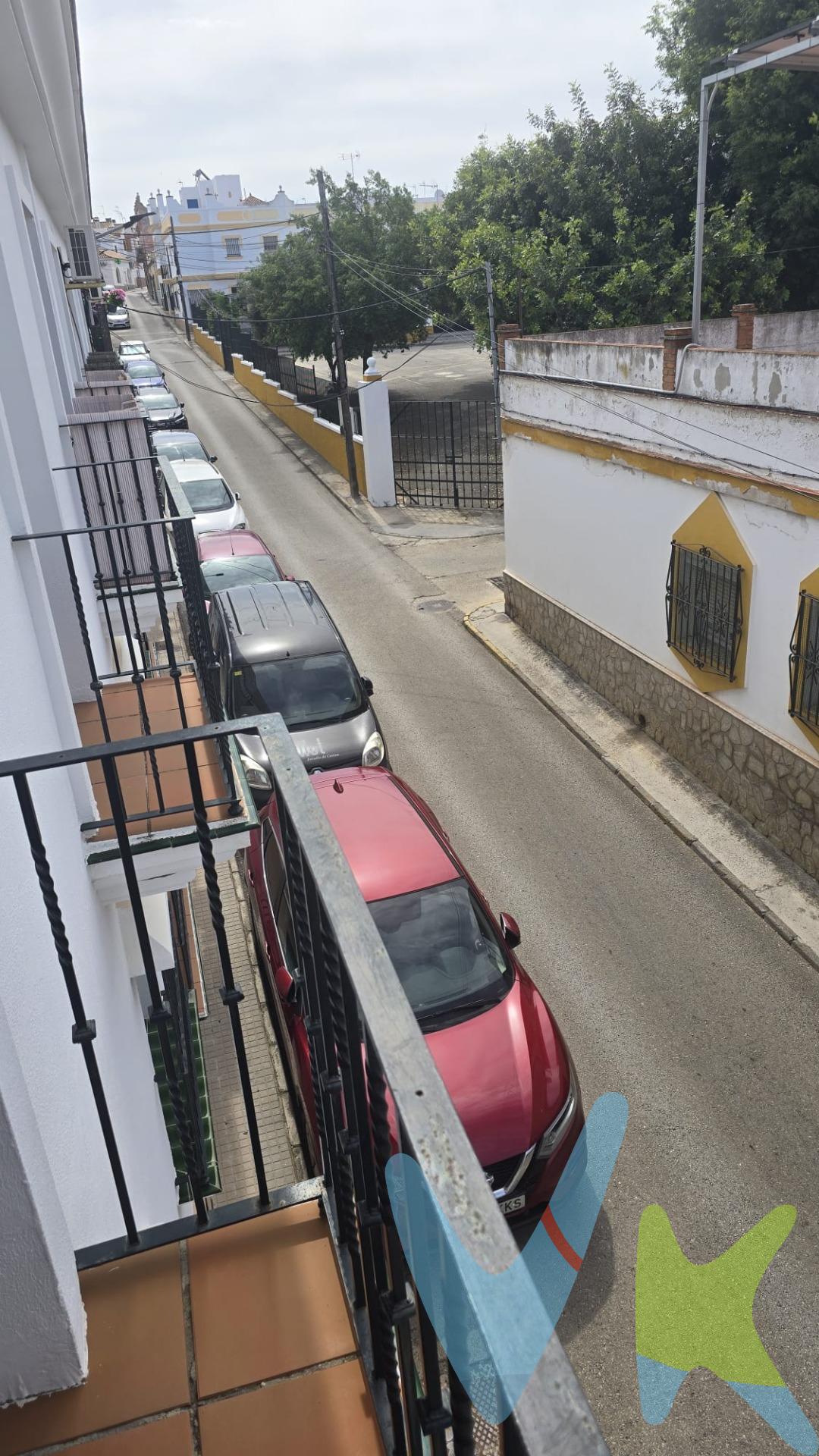 Ubicada a escasos minutos del vibrante centro de Chiclana, esta moderna propiedad representa una oportunidad única en el mercado inmobiliario. Este edificio reciente cuenta con todas las comodidades necesarias para garantizar un estilo de vida confortable y práctico. Dispone de plaza de garaje , ideal para quienes buscan la comodidad que ofrece estacionar su vehículo sin complicaciones en una ciudad activa como Chiclana. Además, incluye trastero, lo que proporciona un espacio adicional perfecto para almacenar pertenencias o equipamiento deportivo. La vivienda está diseñada con acabados contemporáneos y luminosos espacios interiores que invitan al bienestar diario. Dispone de una terraza de uso privado en la planta segunda para disfrutar del sol y del buen tiempo cuando le apetezca. Su ubicación estratégica permite disfrutar tanto del bullicio urbano como de la tranquilidad residencial; todo ello rodeado por servicios esenciales tales como supermercados, colegios y transportes públicos accesibles a pie. No pierda la ocasión de adquirir este inmueble atractivo donde calidad y conveniencia se combinan perfectamente. OPERACION SUJETA A ITP TIPO GENERAL 7% RESPECTO AL PRECIO, EN CASO ESPECIALES SE PUEDE VER REDUCIDO AL 6% O 3,5% EN VIRTUD DE LA LEY 5/2021 DE 20 DE OCTUBRE DE TRIBUTOS CEDIDOS DE LA COMUNIDAD AUTONOMA DE ANDALUCIA. EL COMPRADOR EN CASO DE QUERER ADQUIRIR LA VIVIENDA A TRAVES DE LA AGENCIA DEBERA ABONAR A ESTA UNOS HONORARIOS QUE ASCIENDE AL 3% DEL PRECIO DE LA COMPRAVENTA MAS IVA DEL 21%. LOS GASTOS APROXIMADOS DE NOTARIA Y REGISTRO SE CIFRAN EN 1500€, EL IMPORTE EXACTO DEPENDERA DEL PRECIO FINAL DE LA COMPRAVENTA, NUMERO DE COPIAS DE LA ESCRITURA, NUMERO DE PAGINAS DE LAS ESCRITURA, COMPLEJIDAD, ETC. EN VIRTUD DE LO DISPUESTO EN EL ANEXO I DEL REAL DECRETO 1426/1989  (ARANCEL DE NOTARIA) Y ANEXO I DEL REAL DECRETO 1427/1989 POR EL QUE SE APRUEBA EL ARANCEL DE LOS REGISTRADORES DE LA PROPIEDAD. EN CASO DE NECESIDAD DE FINANCIACION BANCARIA PARA LA COMPRA, LOS GASTOS DE LA MISMA DEBERAN SER OBTENIDOS DE LA ENTIDAD BANCARIA QUE VAYA A FINANCIAR LA OPERACION. SE HACE CONSTAR QUE LA AGENCIA EFECTUA UNA LABOR DE INTERMEDIACION, Y QUE LAS CONDICIONES FINALES DE LA COMPRAVENTA QUEDAN SUJETAS A LA ACPEPTACION EXPRESA DE LA PARTE VENDEDORA Y A LA ULTERIOR FORMALIZACION DEL CONTRATO. 