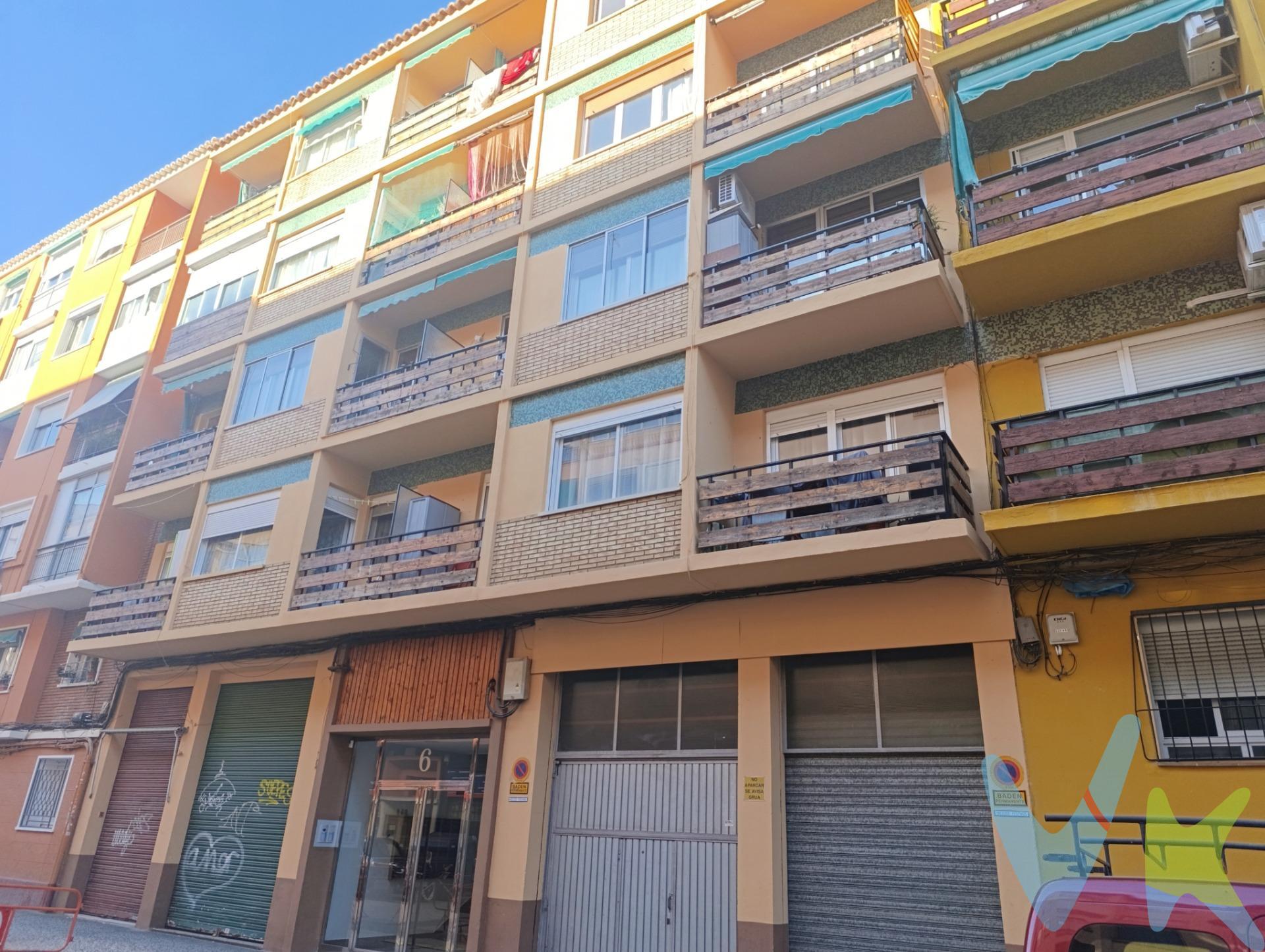 CALLE JUAN JOSE GARATE.- IDEAL INVERSIONISTAS!!! La propiedad está actualmente alquilada. La vivienda está distribuida en tres dormitorios, salón, cocina y baño. Calefacción y agua caliente sanitaria individual de gas ciudad. Finca con ascensor. El contrato es con fecha 01-enero-2025 y la renta actual es de 665€/mes. El precio de venta publicado no incluye impuestos legalmente establecidos ni gastos derivados de la compraventa y de la inscripción del inmueble (I.T.P., Notaría y Registro de la Propiedad), los cuales pueden variar en función del comprador y que serán asumidos por el:. I.T.P.: https://www.aragon.es/es/administracion-tributaria-de-aragon/gestiones-habituales/compraventa-de-inmuebles. Notario: https://www.notariado.org/portal/qu%C3%A9-cuesta. Registro de la Propiedad: https://www.boe.es/buscar/act.php?id=BOE-A-1989-28112