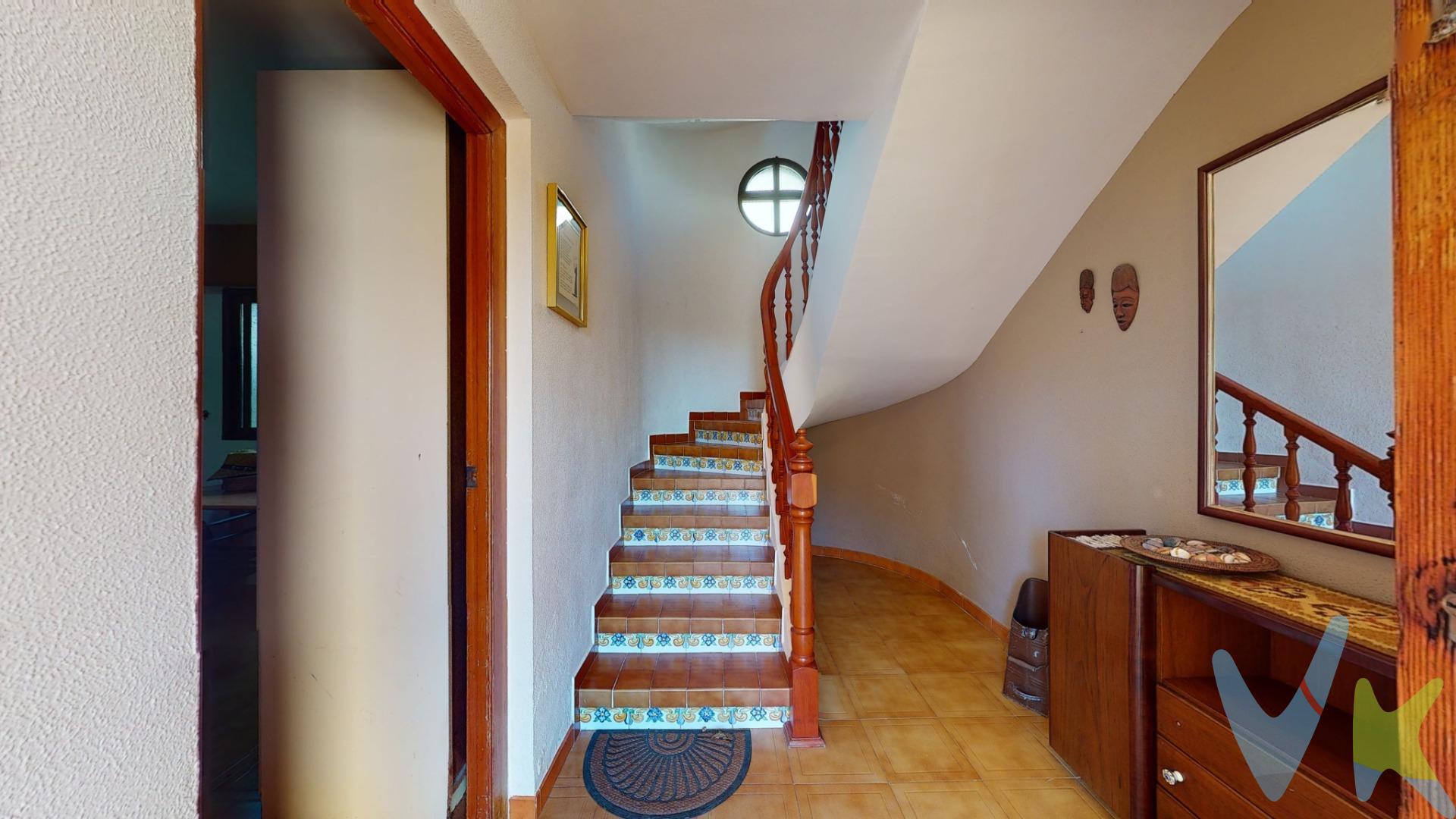 Sumérgete en la experiencia de vivir en una casa privilegiada en la codiciada playa de Xeraco, considerada la mejor valorada de la provincia de Valencia. Esta villa espectacular, situada prácticamente en primera línea de mar, te ofrece una combinación perfecta de tranquilidad y fácil acceso por autovía desde cualquier punto. Características de la Propiedad:. - Parcela y Construcción: La propiedad cuenta con una parcela propia de 326 m² y una superficie construida de 279 m² distribuidos en tres plantas. - Vistas y Ubicación: Disfruta de vistas impresionantes al mar y la cercanía a las dunas, a tan solo cincuenta metros. - Planta Baja: Encontrarás un amplio garaje con capacidad para varios vehículos, un cuarto de lavandería y trastero, además de un jardín con zonas cubiertas y descubiertas. - Primera Planta: Relájate con vistas al mar desde las dos terrazas, una en el salón comedor y otra en la cocina. También hay un baño completo en esta planta. - Segunda Planta: Alberga cuatro dormitorios y otro baño completo. Dos de los dormitorios cuentan con terrazas privadas con vistas al mar. Esta propiedad no solo ofrece una calidad de vida excepcional, sino que también despierta la envidia y la admiración de quienes la ven. . ¡Contáctanos Ahora!. Si deseas ser tú quien disfrute de esta maravillosa villa, no esperes más. ¡Contacta con nosotros ahora mismo y haz de esta casa tu hogar!. VENTA:. PVP 444.999€.  Gastos e impuestos no incluidos en el precio. La compra conlleva impuestos y gastos de formalización para el comprador. A título orientativo se informa que en segundas transmisiones el  ITP  con carácter general en  Valencia  es del  10%, pudiendo existir otros tipos impositivos atendiendo a  las circunstancias  personales del comprador u otras circunstancias previstas legalmente. Base imponible del impuesto el mayor valor entre el precio de compraventa, la tasación o el valor de referencia catastral. En cuanto a los gastos de  notaría y registro, en su caso,  suelen oscilar aprox; entre 1,5% y 2,5% (aranceles variables según precio, n.º de copias y complejidad). El comprador elige notario. Si el comprador precisase de  hipoteca: tasación, condiciones y costes bancarios serán según entidad elegida por el comprador, así como los gastos de gestoría, y cualesquiera otros gastos inherentes a la formalización de la compraventa que legalmente correspondan a la parte compradora, salvo pacto expreso en contrario con el vendedor. El consumidor tiene,  conforme a la normativa vigente, a su disposición información y documentación adicional relativa al inmueble y condiciones de la compraventa, que podrá ser consultada en C/Joaquín Costa 4, bajo 46005 Valencia o urbe2@remax.es. Honorarios de mediación inmobiliaria a cargo del  COMPRADOR: (3% del precio final de venta más IVA (21%), salvo otro pacto.); y  de VENDEDOR (según acuerdo con el mismo). . Se informa al consumidor que la agencia actúa como intermediaria inmobiliaria en la operación, estando cualquier eventual compraventa y sus condiciones sujeta a la aceptación expresa del propietario-vendedor y a la posterior formalización del correspondiente contrato.