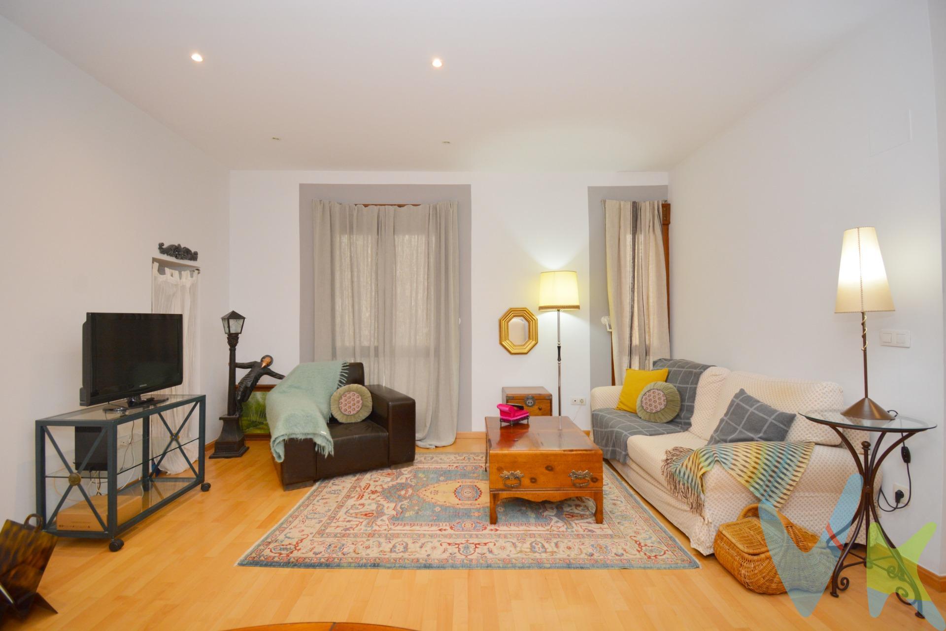 - Piso Amueblado en el Casco Histórico – Calle Vírgenes. ¡Listo para entrar a vivir!. Te presentamos este acogedor piso de 65 m² útiles, ubicado en pleno corazón del Casco Histórico, en una finca rehabilitada íntegramente en 2004. 🔹 Distribución:. 2 dormitorios dobles con armarios empotrados. Amplio salón-comedor muy luminoso. Cocina independiente totalmente equipada. 1 baño completo con plato de ducha. 🔹 Calidades:. Suelos de Pergo. Puertas de roble. Ventanas de nogal con Climalit. Calefacción individual por suelo radiante eléctrico. Ascensor en la finca. 📍 Ubicación inmejorable, con todo el encanto del casco antiguo y todos los servicios a tu alcance. 📞 ¡Llámanos para visitarlo, te encantará!. BUSCAMOS SOLUCIONES🏡. ENCONTRAMOS HOGARES💙