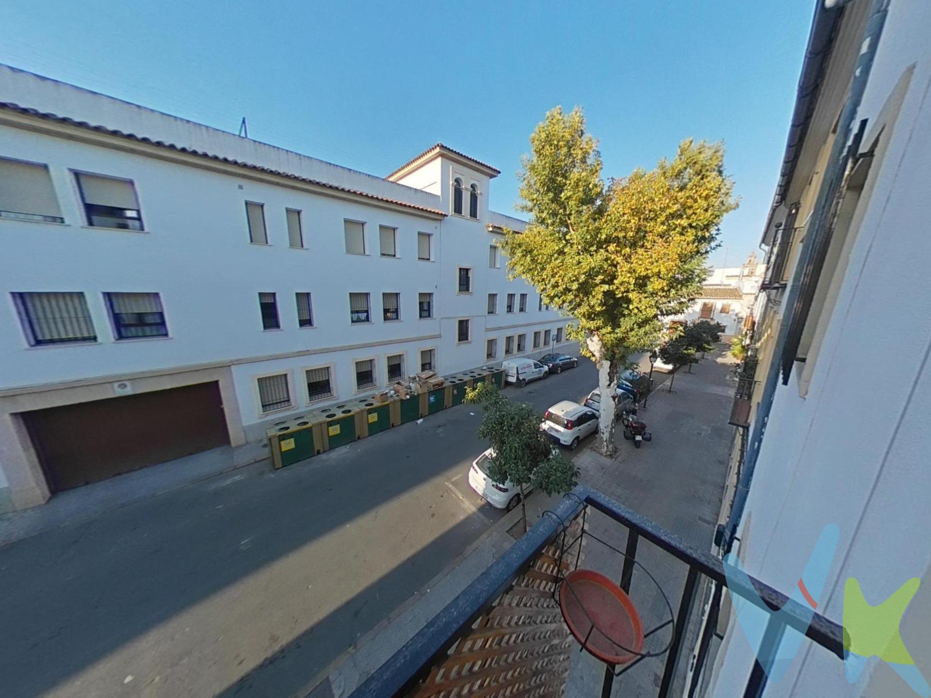 Te presento un piso que resume lo mejor de Córdoba: sol, historia, luz… y el privilegio de vivir en uno de los barrios con más carácter de la ciudad. 🏠 Lo que ofrece. 2 dormitorios (antes eran 3): flexibilidad para adaptar el espacio a tu vida. Exterior, con 2 balcones que dejan entrar la luz y aire fresco. Armarios empotrados que maximizan espacio sin robarlo. Cocina completamente equipada. Posibilidad de quedarse amueblado como en las fotos: un plus que te ahorra preocupaciones. 📍 La ubicación que cuenta. En San Andrés, casco histórico de Córdoba: calles con historia, encanto, detalles que otros no tienen. A pocos pasos de plazas, cafeterías, servicios locales auténticos. Todo lo que necesitas para vivir: transporte, comercios, escuela, vida de día y de tarde… sin renunciar al sosiego que da estar un poco apartado del exceso de gente. 🔑 ¿Por qué vale la pena?. Porque te permite mudarte ya. Porque los balcones exteriores suman un extra de luz y bienestar. Porque estar en San Andrés no es solo dirección; es estilo de vida. Porque es raro encontrar un piso con estas características tan destacadas: exterior, amueblado opcional, en casco histórico, con 2 balcones, armarios, cocina equipada…. 📲 Quieres verlo? Agenda una visita. Sentirás al instante lo que hace diferente vivir aquí: historia, luz, comodidad… y un hogar que no espera a mañana. El comprador tendrá un coste adicional de un 2,5% más IVA del precio de venta final con unos honorarios mínimos de 3.600€ más IVA, por el servicio de gestión, asesoramiento y formalización del proceso de compra. Este importe no está incluido en el precio publicado en venta. INFORMACIÓN ADICIONAL. Para cumplir con la normativa vigente tenemos a disposición del cliente el Documento de Información Abreviada D. I. A. Los precios indicados pueden sufrir alteraciones sin previo aviso. Los GASTOS DE LA COMPRA serán según ley (Notaría, Registro e Impuestos) y no están incluidos en el precio señalado. 