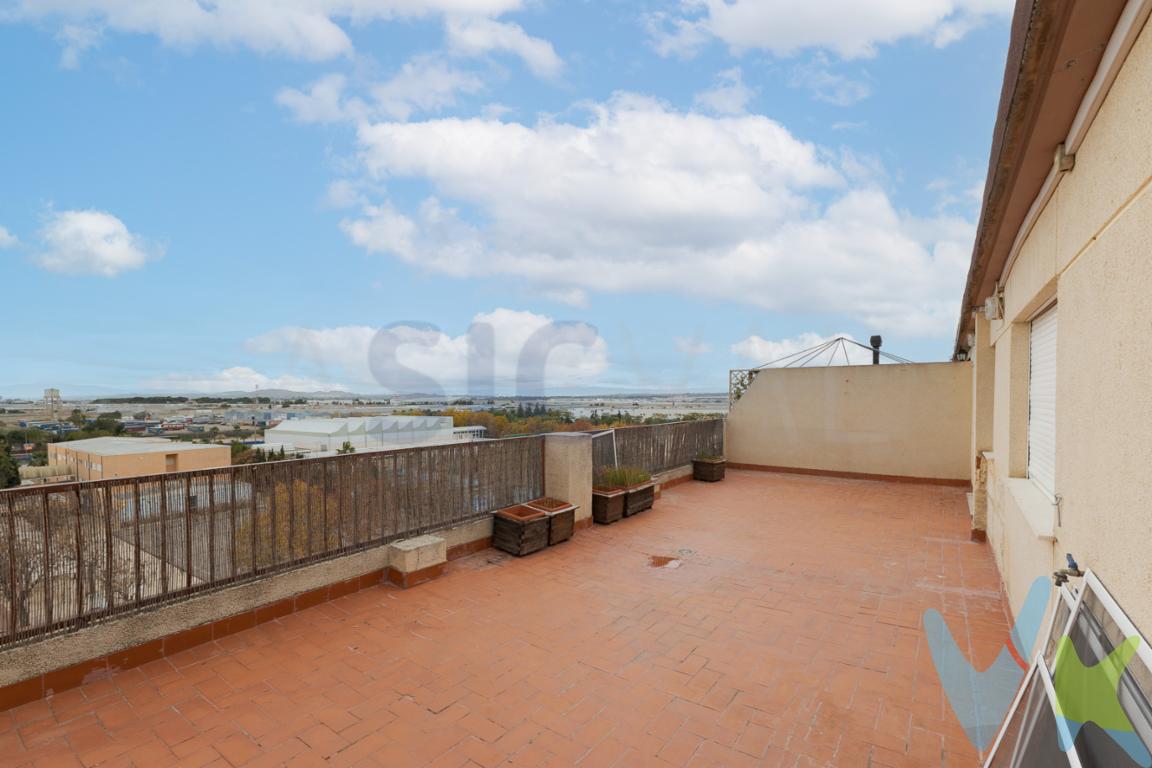 Vivienda en finca CON ascensor, del 2004; ubicada en Aldaia: Barrio del Cristo, junto al polideportivo, instituto, cole, zonas verdes, parques infantiles, centro médico, supermercado, próximo al CC Bonaire y muy buena comunicación a Valencia.. DISTRIBUCIÓN: 105mts² construidos + 40mts² de terraza- habitación principal amplia, EXTERIOR, CON armario empotrado- 2 habitaciones individuales, exteriores (una con armario empotrado)- 2 baños completos (uno con bañera en suitte y otro con ducha) - 1 aseo- Cocina independiente, exterior- Salón comedor exterior (con posibilidad de unir salón y cocina). - ESPECTACULAR TERRAZA DE 40MTS2 con vistas despejadas CALIDADES DE LA VIVIENDA:finca CON ascensorAire acondicionadoSuelo de terrazoVentanas de aluminioarmarios empotradosPLAZA DE GARAJE INCLUIDA !!!!. LA VIVIENDA, EN FINCA CON ASCENSOR, CUENTA CON UNA MUY BUENA DISTRIBUCIÓN, ES AMPLIA, CÓMODA Y MUY LUMINOSA. CON LAS VISTAS DESPEJADAS. LOS IMPUESTOS, GASTOS DE NOTARÍA, REGISTRO Y GASTOS DE AGENCIA NO ESTÁN INCLUIDOS EN EL PRECIO DE VENTA.