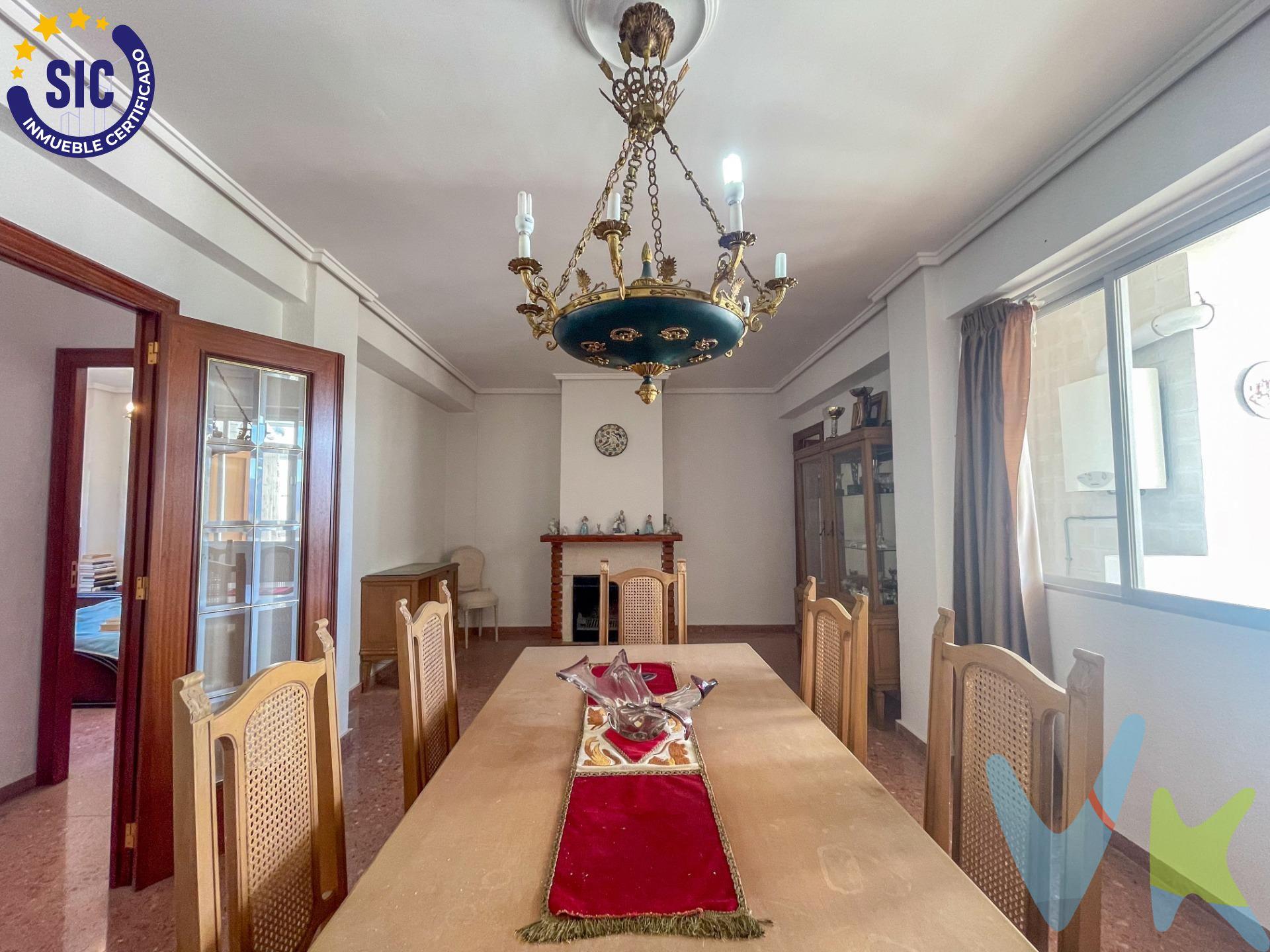 Edificio en venta en Chera, Valencia – Un lugar para vivir, soñar e invertir – Se vende el lote completo. En el corazón de la encantadora localidad de Chera, rodeado de naturaleza, montañas y tranquilidad, te espera una oportunidad que es mucho más que una inversión: es un espacio para construir historias, compartir momentos y crear futuro. Este edificio de tres plantas, construido con solidez en 1985, respira carácter, amplitud y posibilidades. Con 386 m² construidos en total y estructura con vigas de hormigón, es ideal tanto para una familia numerosa que busca vivir unida pero con independencia, como para inversores que quieran obtener rentabilidad creando tres viviendas individuales. En la primera planta (136 m²), encontramos un hogar acogedor con dos habitaciones dobles, un gran salón comedor con chimenea, perfecto para las tardes de invierno, y una amplia cocina interior además de una segunda cocina exterior para disfrutar del aire libre. También cuenta con un lavadero y un patio interior amplio, donde la luz y la calma son protagonistas. La segunda planta (125 m²) ofrece aún más espacio y versatilidad, con cuatro habitaciones (tres dobles y una sencilla), otro salón comedor con chimenea, una cocina con despensa, lavadero, terraza con vistas al valle que te roban el aliento, y balcón a la fachada principal. Cada rincón invita a ser vivido con intensidad y paz. El tercer piso, también de 125 m², es completamente diáfano, con vistas delanteras y traseras, balcón a la fachada principal y muchas posibilidades: desde un loft creativo, un espacio de coworking, hasta una vivienda luminosa a tu gusto. Los tres pisos están conectados por una escalera comunitaria interior, lo que permite tanto su uso conjunto como independiente. Imagina despertar con el canto de los pájaros, preparar un café con vistas al valle y ver a tus hijos o nietos crecer en un entorno sano y natural. O si lo prefieres, transformar esta joya en tres viviendas y obtener ingresos mientras conservas una planta para ti. Este edificio en Chera no es solo un inmueble: es una vida posible, una inversión inteligente ya que puede tener tres viviendas y un refugio del ritmo frenético de la ciudad. No dejes pasar esta oportunidad única. Llámanos y ven a descubrirlo. . La descripción del presente inmueble e imágenes tienen mero carácter informativo y en ningún caso carácter contractual, pudiendo ser modificados por la inmobiliaria comercializadora sin que ello implique responsabilidad alguna frente a terceros. En el precio de venta a público, esta propiedad NO incluye los gastos de adquisición (Notario, registro, gestión, honorarios, etc…).