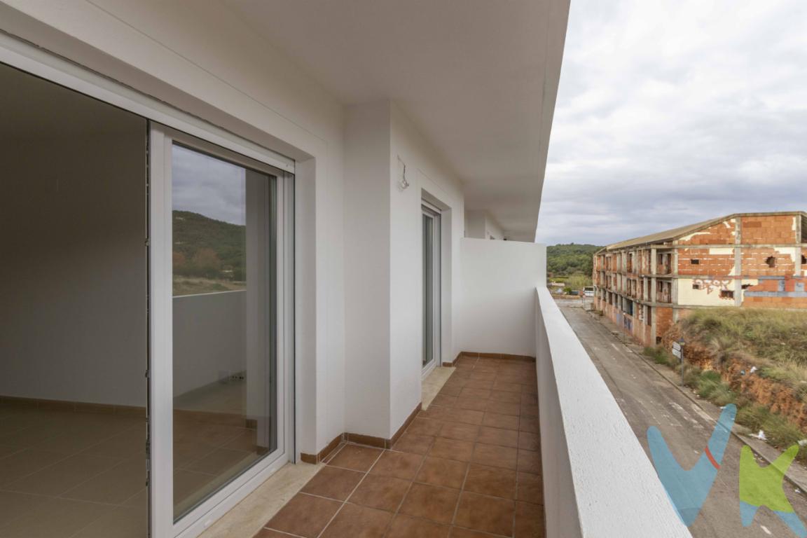 Encantador piso en Náquera - Una oportunidad única para adquirir una propiedad de ensueño. Presentamos este espacioso piso situado en la tranquila localidad de Náquera, perfecto para quienes buscan un hogar confortable y bien comunicado.Ubicado en la segunda planta de un edificio moderno, este piso cuenta con un ascensor que facilita el acceso, brindando comodidad para toda la familia. La propiedad ofrece un generoso espacio de 78 metros cuadrados construidos. La vivienda se distribuye en una única planta que incluye un salón-comedor, cocina independiente, una habitación doble y un cuarto de baño completo. El salón dispone de salida directa a un balcón, lo que facilita la ventilación natural y la entrada de luz en la estancia principal.El inmueble cuenta con una terraza privada de 49 metros cuadrados situada en la planta superior. Esta superficie exterior es de uso exclusivo y ofrece un espacio despejado con vistas a la sierra calderona.La propiedad incluye en el precio de venta una plaza de garaje y un cuarto trastero, ambos ubicados en el mismo edificio y con acceso directo a través del ascensor. La finca es de construcción moderna y dispone de zonas comunes que incluyen una piscina comunitaria y áreas de paso pavimentadas.Técnicamente, la vivienda cuenta con carpintería exterior de aluminio, doble acristalamiento y suelos de gres. La cocina está equipada con muebles altos y bajos, encimera y fregadero, lista para su uso funcional.El ático se encuentra en una zona residencial de Náquera con acceso inmediato a servicios básicos: supermercados, farmacias y paradas de autobús con conexión a Valencia. La ubicación destaca por su proximidad a la Sierra Calderona y por estar conectada mediante la carretera CV-310, lo que permite un desplazamiento fluido hacia los núcleos urbanos cercanos.Para recibir información adicional o concertar una visita profesional al inmueble, contacte con nosotros.El precio no incluye lo siguiente: Honorarios de la agencia inmobiliaria, impuestos (IVA, ITP) y otros gastos de la Compraventa (notaria, gestoría y registro).