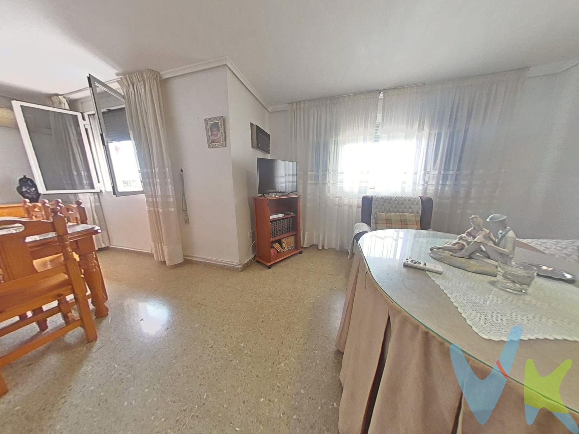 🌟 *Magnífico piso en San José Obrero* 🌟. Te presentamos un *impresionante piso* que se destaca por su generoso tamaño de *144 metros construidos*, ideal para aquellos que buscan amplitud y confort en su hogar. 🏡 Este espacio está diseñado para maximizar la comodidad y la funcionalidad, perfecto para disfrutar de momentos en familia o con amigos. . En su interior, encontrarás una *amplia cocina equipada* 🍽️, donde podrás preparar deliciosas comidas y disfrutar de gratos momentos culinarios. El *salón espacioso* 🛋️ es el lugar perfecto para relajarte, organizar reuniones o simplemente disfrutar de una buena película. Con *6 dormitorios* 🛏️, tendrás suficiente espacio para toda la familia, además de ofrecer la posibilidad de crear un ambiente de estudio o trabajo en casa. Los *2 baños* 🚿 aseguran que nunca falte espacio cuando más lo necesitas. Este piso también incluye un *trastero* 📦, ofreciendo una solución práctica para almacenar tus pertenencias y mantener el hogar organizado. Además, cuenta con *4 splits de aire acondicionado* ❄️ que garantizan un ambiente fresco durante los calurosos días de verano y calidez en invierno, asegurando tu confort todo el año. La ubicación es simplemente inmejorable: con fácil acceso a la *autovía* 🚗, estarás conectado rápidamente con otras áreas de Córdoba. La cercanía a *institutos* 📚 hace que sea una opción ideal para familias con hijos en edad escolar. También tendrás a tu disposición varios *supermercados* 🛒 cercanos para tus compras diarias y paradas de autobús de distintas líneas 🚌 que facilitan el transporte público. Además, el piso ofrece *fácil aparcamiento* 🚘, lo cual es un gran beneficio en áreas urbanas. Para mayor comodidad, el ascensor fue instalado hace solo *2 años. El comprador tendrá un coste adicional de un 2% más IVA del precio de venta final, por el servicio de gestión, asesoramiento y formalización del proceso de compra. Este importe no está incluido en el precio publicado en venta. INFORMACIÓN ADICIONAL. Para cumplir con la normativa vigente tenemos a disposición del cliente el Documento de Información Abreviada D. I. A. Los precios indicados pueden sufrir alteraciones sin previo aviso. Los GASTOS DE LA COMPRA serán según ley (Notaria, Registro e Impuestos) y no están incluidos en el precio señalado. 