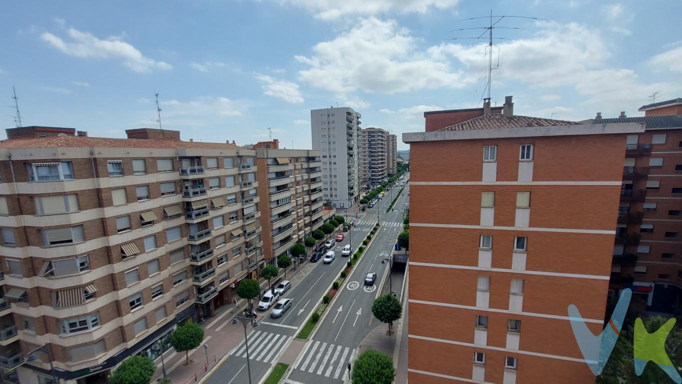 Piso exterior de 3 dormitorios con buena altura en el centro de Logroño.3 habitaciones, salón, cocina amplia con despensa y baño.Calefacción de gas individual.Garaje opcional muy cercano por 20.000 euros. 