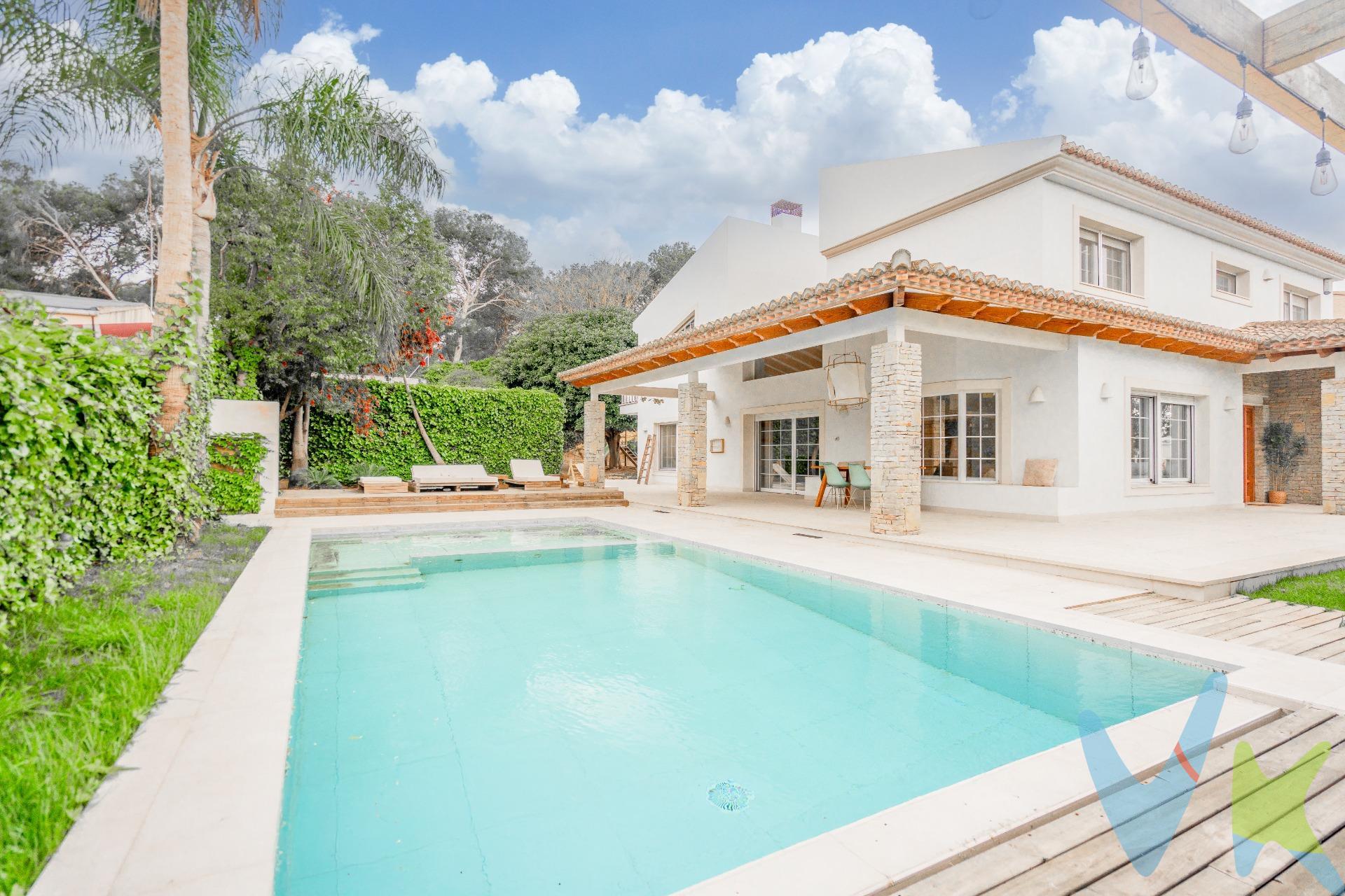 Descubre esta vivienda única a la venta, de estilo mediterráneo y natural, fruto de un proyecto de reforma interior integral de altas calidades, cuidadosamente diseñado para ofrecer confort, estilo y eficiencia en cada rincón. Situada en una zona privilegiada de La Cañada, a un paso del parque, el centro de salud y todos los servicios, en un entorno residencial tranquilo. Esta casa es el escenario perfecto para comenzar una etapa llena de luz, calidez y armonía.   Distribución:. En la planta principal encontrarás un amplio y luminoso salón-comedor con techos altos, con acceso a la cocina a través de una vidriera de cristal tipo libro con estructura de madera y una chimenea, que aporta diseño y calidez. También dispone de una suite, un cuarto de juegos para niños y dos terrazas cubiertas con zona de barbacoa, perfectas para el ocio y las reuniones al aire libre. En la planta superior, se encuentra la joya de la vivienda: una elegante biblioteca con estantería a medida y una chimenea de mármol Carrara integrada, además de una suite principal  con vestidor y dos habitaciones adicionales, cada una con su baño incorporado. La planta baja incluye un garaje con capacidad para dos vehículos, un cuarto de calderas y una zona polivalente que puede destinarse a cine, gimnasio o sala de juegos.   Exterior:. La parcela ha sido diseñada para disfrutar todo el año:. Una piscina privada rodeada de detalles cuidados con mimo. Un jardín pensado para los más pequeños, ideal para juegos al aire libre, un tobogán y huerto. . Zonas perfectas para veladas familiares y encuentros con amigos. Una casa que aúna diseño, funcionalidad y alma. Ideal para quienes buscan algo especial en La Cañada. ¿Quieres ser el primero en visitar un hogar tan ideal?