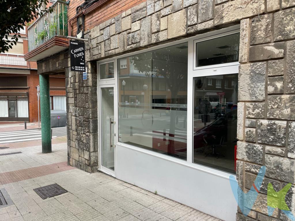 Ponemos a la venta este local situado en la calle Leopoldo Alas en el tramo comprendido entre las avenidas de Pablo Iglesias y La Costa. Actualmente está instalado como peluquería, aunque se podría destinar a cualquier otra actividad o también se podría destinar a almacén para un trabajador autónomo por ejemplo. Si necesitas un lugar donde ubicar tu negocio a un precio reducido llámanos y ven a visitarlo.EN EL PRECIO DE VENTA NO ESTÁN INCLUIDOS NI EL IMPUESTO DE TRANSMISIONES PATRIMONIALES NI LOS GASTOS DE NOTARÍA Y REGISTRO.
