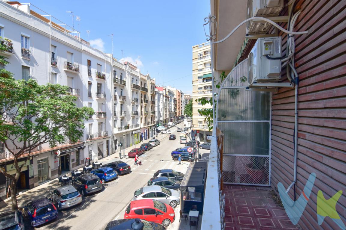  En una ubicación privilegiada en la zona de Quatre Carreres - Mont - Olivet en Valencia, se presenta un magnífico piso en venta que promete satisfacer las expectativas más exigentes. Una característica prioritaria de esta propiedad es su amplitud: cuenta con 126,81 metros útiles y 142 metros construidos. Su distribución es ideal para familias que necesiten espacio y comodidad, contando con cuatro cómodas habitaciones que se adaptarán sin problemas a cualquier tipo de necesidad.Ubicado en la segunda planta de un edificio construido en 1956, este piso ha mantenido su encanto tradicional con las debidas actualizaciones para ofrecer la comodidad contemporánea. La presencia de un ascensor en el edificio facilita el acceso, asegurando comodidad para todos los miembros de la familia y visitantes. La funcionalidad del inmueble se complementa con un generoso balcón, perfecto para disfrutar del clima agradable de Valencia y de momentos de relax al aire libre sin salir de casa.La casa se encuentra en una zona dotada de excelentes servicios y conexiones de transporte. Próxima a estaciones de metro y paradas de autobús, la comunicación con el resto de la ciudad es más que favorable, permitiendo realizar desplazamientos de manera ágil y práctica. Esta ventaja es especialmente útil para quienes necesiten conectar rápidamente con el centro de Valencia o alguna otra zona en específico.El salón del piso es un espacio amplio que permite múltiples posibilidades de decoración y confort, siendo el corazón del hogar donde se podrá disfrutar del tiempo de calidad con familiares y amigos. Los generosos ventanales del salón aseguran una entrada abundante de luz natural, proporcionando un ambiente cálido y acogedor durante todo el día.La cocina es otro de los encantos de este inmueble, diseñada para la funcionalidad y el confort durante las tareas diarias y el arte culinario. Basta con imaginarse preparando deliciosos platos mientras se disfrutan las vistas que la rodean, haciendo de cada momento en este espacio una experiencia gratificante.Cada una de las habitaciones ofrece un refugio personal, adaptable y luminoso, perfectas tanto para dormitorios como para instalar un despacho o un espacio de lectura. La calidad de vida está asegurada con las condiciones de tranquilidad y luminosidad que ofrece cada estancia del hogar.La proximidad a tiendas, restaurantes, y servicios esenciales otorgan un valor añadido a esta propiedad, haciendo la vida diaria más práctica y agradable. Además, estar en la zona de Quatre Carreres - Mont - Olivet significa estar en un entorno bien valorado por su seguridad y su ambiente familiar.Pensado para quien busca una propiedad espaciosa, bien ubicada y con todas las comodidades a su alcance, este piso representa una oportunidad única en el mercado de Valencia. Atrae no solo por su ubicación estratégica y características funcionales, sino también por el potencial de personalización que ofrece, siendo el lienzo perfecto para crear el hogar soñado.Una visita a este inmueble es imprescindible para aquellos que buscan calidad de vida y confort en una de las áreas más demandadas de la ciudad. No pierda la oportunidad de conocerlo y experimentarlo personalmente; el que busca un equilibrio entre amplitud, modernidad y ubicación no encontrará mejor opción. Una invitación a descubrir un hogar lleno de posibilidades espera, no deje de agendar una visita. *Agencia Registrada con el Nº 89 en el Registro Obligatorio de Agentes Inmobiliarios de la Comunitat Valenciana. Puede consultar en la web de la GVA:La oferta está sujeta a cambios de precio o retirada del mercado sin previo aviso. Este anuncio en su conjunto, incluyendo textos, fotos, imágenes o cualquier otro contenido del mismo, no es vinculante dado que la información es ofrecida por terceros y puede contener errores. Se muestra a título informativo y no contractual. El precio no incluye lo siguiente: Honorarios de la agencia inmobiliaria, impuestos (IVA, ITP) y otros gastos de la Compraventa (notaria, gestoría y registro). Por mandato expreso del propietario, comercializamos este inmueble en exclusiva, lo que le garantiza el acceso a toda la información, a un servicio de calidad, un trato fácil, sencillo y sin interferencias de terceros. Por este motivo, se ruega no molestar a los propietarios, a los ocupantes de la propiedad o a los vecinos. Muchas gracias por su comprensión. Si usted es agente inmobiliario y tiene un cliente para este inmueble, llámenos: estaremos encantados de colaborar.  