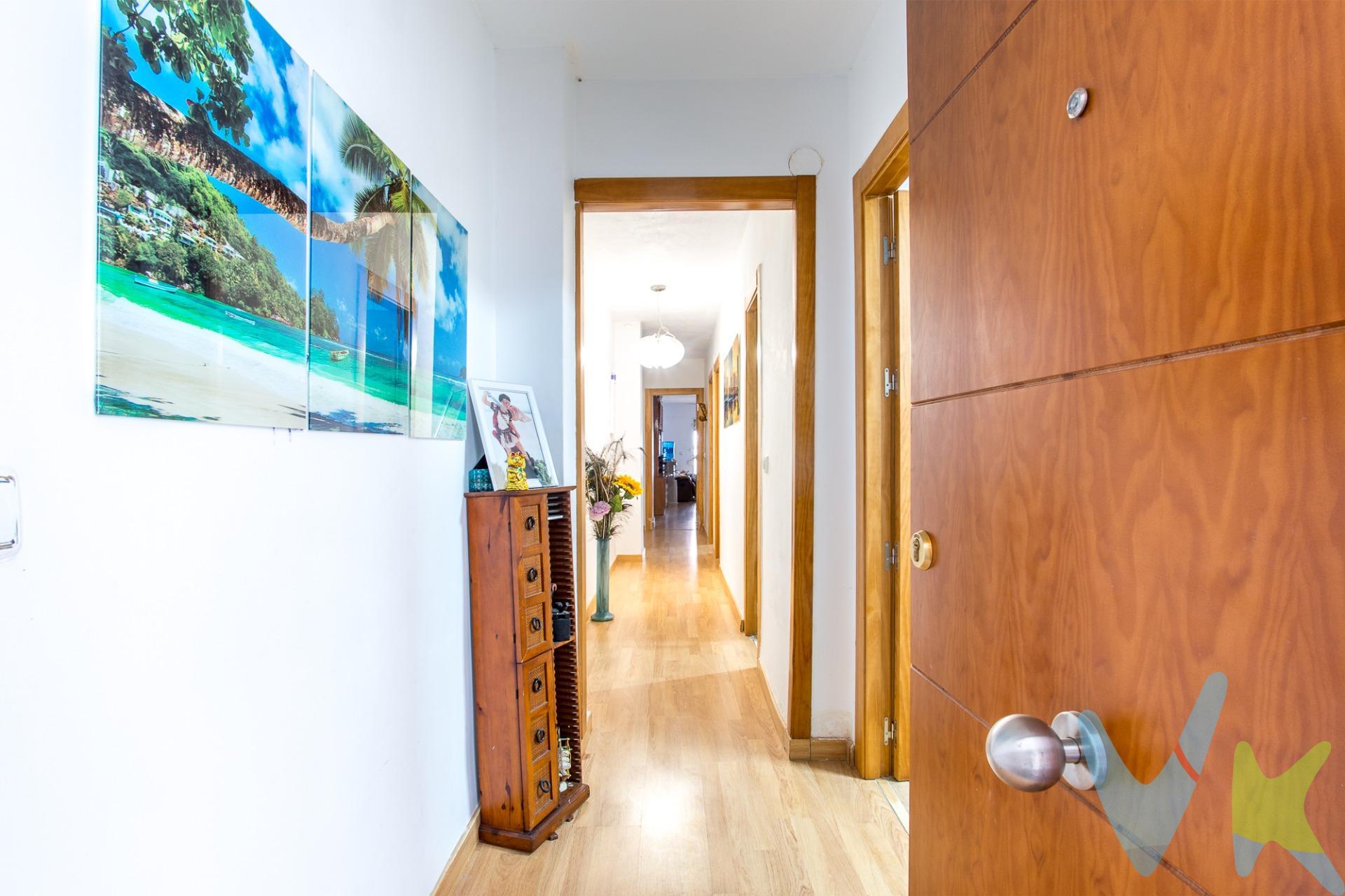 Descubre este excelente piso situado en pleno centro de Molina de Segura, con un atractivo precio de venta de solo 140.000 €. Con una generosa superficie construida de 103 m² y completamente exterior, esta propiedad se presenta como la opción ideal para quienes buscan comodidad y luminosidad. Cuenta con cuatro habitaciones dobles que ofrecen versatilidad para adaptarse a tus necesidades familiares o profesionales. Además, dispone de dos baños completos perfectamente conservados; no tendrás que preocuparte por hacer reformas al entrar a vivir ya que está listo para habitar desde el primer día. La ubicación central te permitirá acceder fácilmente a todos los servicios necesarios: comercios, transporte público y zonas recreativas están muy cerca. Este inmueble es perfecto tanto si deseas establecer tu hogar cercano al bullicio del centro urbano como si estás buscando invertir en una propiedad atractiva dentro del mercado inmobiliario local. Por último, te vamos a contar una cosa: Los propietarios han confiado en nosotros y nos han contratado en exclusiva para que les ayudemos a vender uno de sus bienes más preciados, su casa, su hogar. Esto para ti, como comprador, será una garantía ya que tendrás acceso a un servicio de calidad, un trato fácil, sencillo y sin interferencias de terceros. Por eso, te vamos a pedir un favor, habla con nosotros, no los molestes, te vamos a ayudar en caso de interés en todo el proceso y te vamos a facilitar toda la documentación e información que precises. Como ya te habíamos dicho, ¡Un servicio de calidad!. 