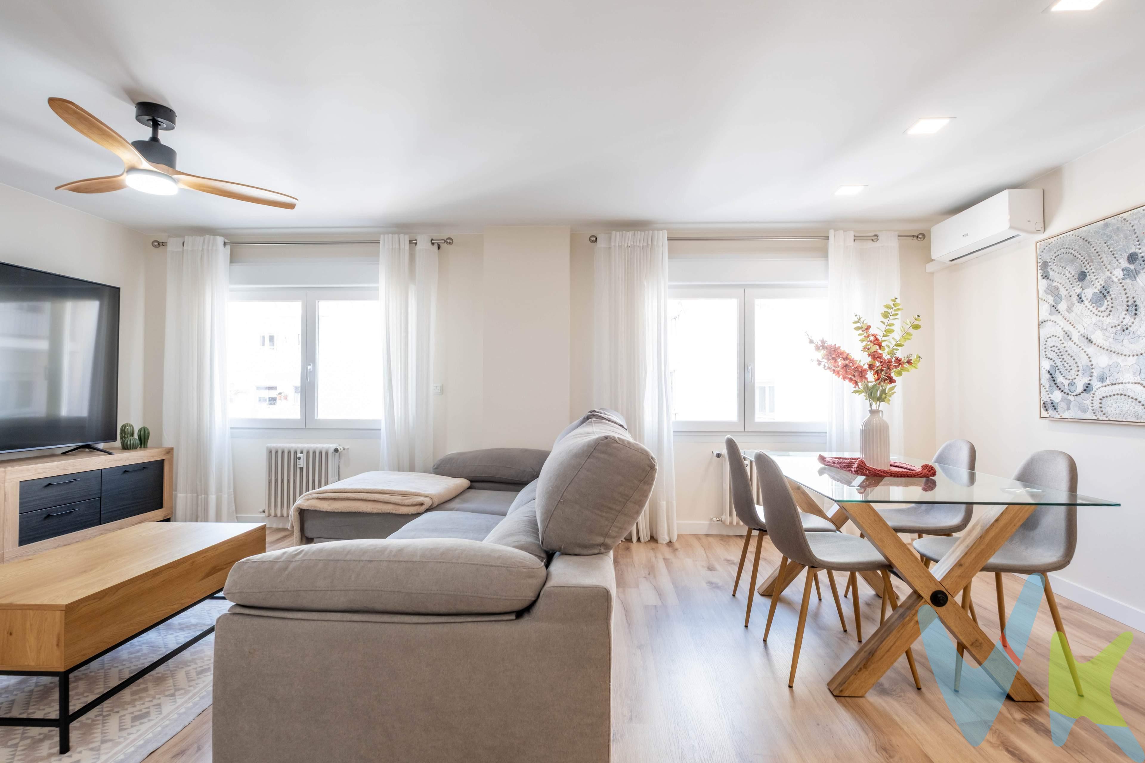 Te presentamos esta vivienda situada en una planta alta de c/Aznar Molina, completamente reformada hace solo 2 años. La reforma fue integral: se renovaron instalaciones de fontanería, electricidad y acabados utilizando materiales de alta gama y gran resistencia, pensados para durar y mantener su aspecto como el primer día. Desde que entras, destaca por su luminosidad y la sensación de amplitud hay luz natural que inunda todas las estancias gracias a su altura. La vivienda mantiene una temperatura confortable durante todo el año. Gracias a sus ventanas de PVC con doble acristalamiento tipo Climalit, el aislamiento térmico es excelente, lo que permite conservar el frescor en verano y proteger del frío en invierno. Además, en los meses más fríos, cuenta con un sistema de calefacción central con contador individual y radiadores de hierro fundido distribuidos por toda la casa, que proporcionan un calor uniforme y eficiente, adaptable a tus preferencias. Dispone de dos dormitorios: el principal es amplio, tranquilo y muy luminoso. El segundo, actualmente acondicionado como despacho, ofrece múltiples posibilidades de uso y puede convertirse fácilmente en un segundo dormitorio. . El salón comedor, con cerca de 30 m², es uno de los grandes protagonistas de esta vivienda. Su distribución y su pasillo generan una amplitud tanto visual como funcional: un espacio donde realmente se puede hacer vida. Se divide en dos ambientes claramente diferenciados, zona de estar y zona de comedor, que ofrecen grandes posibilidades de decoración y permiten adaptar el espacio según tus necesidades y estilo. Además, cuenta con un sistema de aire acondicionado por split con función frío y calor, que aporta un extra de confort en cualquier época del año. La cocina de diseño, situada junto al salón, está completamente independiente, lo que permite mantener separados los espacios de estar y de cocina y evitar la mezcla de olores. Ha sido equipada con materiales robustos y de alta calidad, pensada para el uso diario y con una distribución eficiente. Incluye una mesa tipo barra, ideal para comidas rápidas o como apoyo extra, combinando funcionalidad y estilo. El baño, de líneas actuales, incorpora un plato de ducha amplio y acabados funcionales y elegantes. El suelo laminado aporta calidez y uniformidad, completando un conjunto cuidado al detalle. Se vende sin amueblar, para que puedas decorarlo completamente a tu gusto y crear un espacio que refleje tu estilo. Una vivienda pensada para quienes valoran la calidad, el diseño y la comodidad desde el primer día. Ideal tanto como primera vivienda como inversión en una zona muy demandada. ¿Lo vemos? Llámanos y te la enseñamos sin compromiso. 