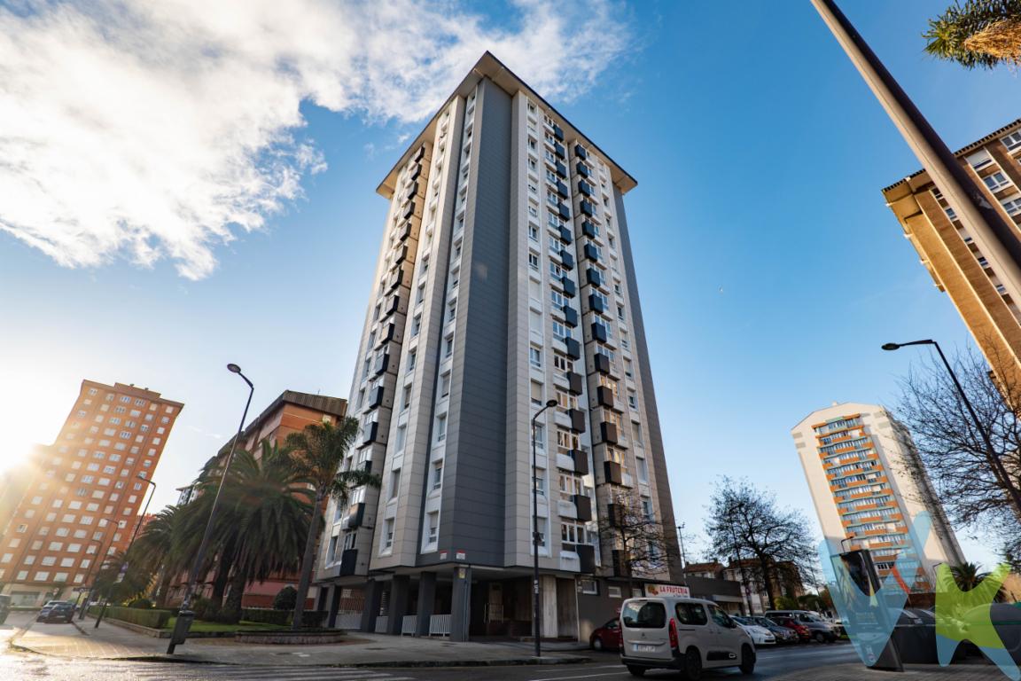 Excelente oportunidad de vivienda en el Polígono de Gijón, situada en la calle Puerto Cerredo. Este piso, ubicado en una segunda planta completamente exterior, ofrece una distribución funcional y espacios amplios para el confort de toda la familia.La vivienda cuenta con un hall de entrada que da acceso a un luminoso salón comedor, tres habitaciones de buen tamaño, un baño completo y un aseo adicional para mayor comodidad. La cocina, equipada y con balcón, permite disfrutar de luz natural y ventilación, además dispone de una pequeña despensa para optimizar el almacenamiento.La fachada del edificio ha sido recientemente rehabilitada, garantizando un mantenimiento óptimo y una imagen renovada. La ubicación es ideal, con excelentes conexiones de transporte público y servicios cercanos como cafeterías, farmacias y zonas ajardinadas perfectas para el ocio y el descanso.Este piso en el Polígono de Gijón combina comodidad, espacio y una ubicación estratégica para disfrutar de una calidad de vida inmejorable. No dejes pasar esta oportunidad de vivir en un entorno práctico y agradable., llamame y concertamos una visita.Junto con esta propiedad se transmite la cesión de un porcentaje en propiedad de los locales comerciales que se encuentran en la planta baja del edificio. Informamos a nuestros clientes compradores que en el precio de venta no se incluyen los siguientes conceptos: honorarios de la agencia al comprador, ni el impuesto de transmisiones patrimoniales ni otros gastos de la compraventa (registro de la propiedad, notaría, etc)