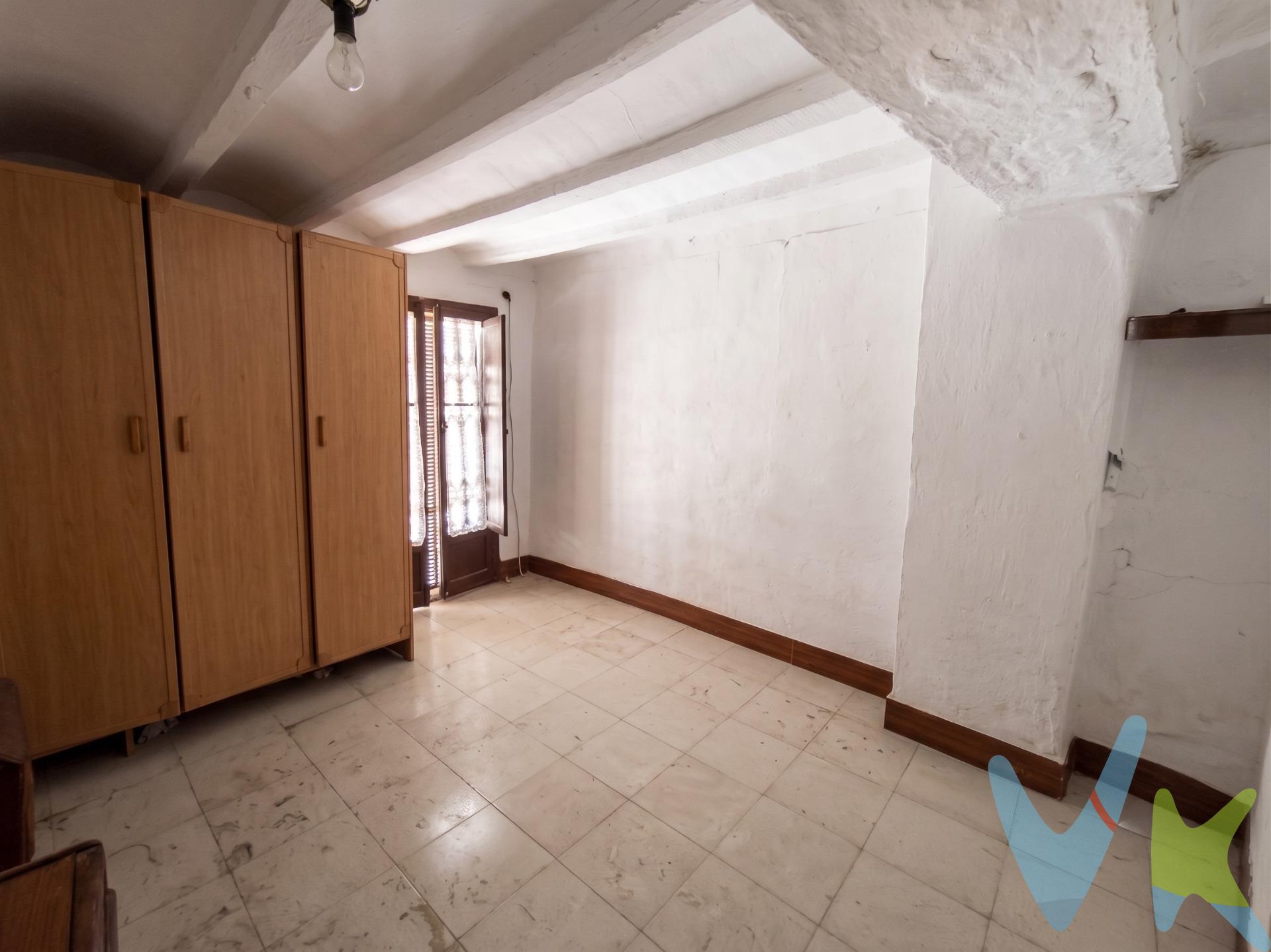 Oportunidad directa para inversores o particulares que buscan un proyecto de reforma integral. La vivienda está situada en pleno centro histórico de Onda, a solo 100 metros de la emblemática Plaza del Almudí. Distribución y características. La casa requiere una rehabilitación completa y se estructura en tres plantas distribuidas en varios niveles:. Cuenta con zona de comedor, cocina , un baño y un total de tres habitaciones distribuidas en las diferentes plantas. Extras: Incluye chimenea, balcón exterior y un patio interior, elemento clave para garantizar la entrada de luz natural y ventilación. La descripción del presente inmueble e imágenes tienen mero carácter informativo y en ningún caso carácter contractual, pudiendo ser modificados por la inmobiliaria comercializadora sin que ello implique responsabilidad alguna frente a tercerol. VENTA:. PVP 28.500€. Gastos e impuestos no incluidos en el precio. La compra conlleva impuestos y gastos de formalización para el comprador. A título orientativo se informa que en segundas transmisiones el ITP con carácter general en Valencia es del 9%, pudiendo existir otros tipos impositivos atendiendo a las circunstancias personales del comprador u otras circunstancias previstas legalmente. Base imponible del impuesto el mayor valor entre el precio de compraventa, la tasación o el valor de referencia catastral. En cuanto a los gastos de notaría y registro, en su caso, suelen oscilar aprox. entre 1,5% y 2,5% (aranceles variables según precio, n.o de copias y complejidad). El comprador elige notario. Si el comprador precisase de hipoteca: tasación, condiciones y costes bancarios serán según entidad elegida por el comprador, así como los gastos de gestoría, y cualesquiera otros gastos inherentes a la formalización de la compraventa que legalmente correspondan a la parte compradora, salvo pacto expreso en contrario con el vendedor. El consumidor tiene, conforme a la normativa vigente, a su disposición información y documentación adicional relativa al inmueble y condiciones de la compraventa, que podrá ser consultada en C/Joaquín Costa 4, bajo 46005 Valencia . Se informa al consumidor que la agencia actúa como intermediaria inmobiliaria en la operación, estando cualquier eventual compraventa y sus condiciones sujeta a la aceptación expresa del propietario-vendedor y a la posterior formalización del correspondiente contrato.