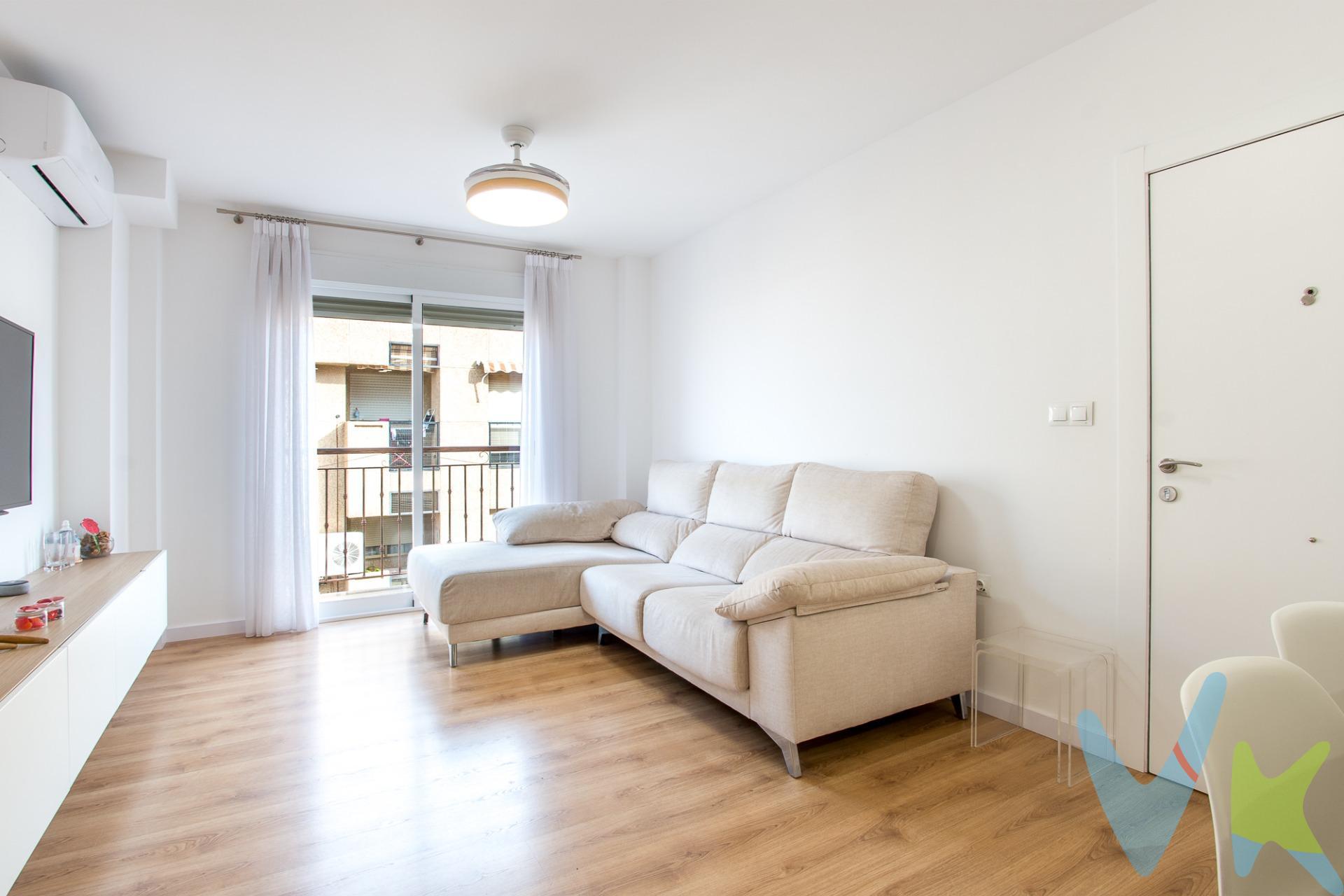 Crea el hogar que siempre has soñado en este espectacular ático situado en una de las mejores zonas de El Palmar en Murcia, donde tendrás todos los servicios necesarios para el día a día al alcance de la mano. Los 124 metros de construcción de esta ático lo distribuyen en 2 plantas con salón, cocina, y habitación con baño en suite en planta baja y dos dormitorios con salida a terraza de ocio en planta 2º. Para terminar te queremos comentar algo: ¡Descubre una aventura inmobiliaria que combina calidad, pasión y profesionalidad! La confianza que los propietarios han depositado en nosotros es un testimonio de nuestro compromiso en brindarte un servicio excepcional. Aquí viene el detalle especial: al contactarnos directamente, evitarás molestarlos, nosotros seremos tus intermediarios y te proporcionaremos toda la asistencia necesaria. Estamos aquí para facilitarte la documentación e información que requieras, y te prometemos un trato cálido y sin complicaciones. Te informaremos detalladamente de todos los aspectos, incluyendo gastos de la compra y honorarios de agencia que no están incluidos en el precio, para garantizar tu comodidad y tranquilidad durante todo el proceso. Esa es nuestra esencia, proporcionarte. Calma: “Estado ideal de tranquilidad que tendrás al comprar tu casa con nosotros”. Queremos que sepas que tanto la descripción del inmueble como las imágenes que ves son valiosas referencias informativas, en ningún caso tienen carácter contractual. Asimismo, el precio ha sido designado por la propiedad por lo que podría sufrir variaciones y no sería vinculante hasta que se formalice en contrato de compraventa. * ¡Oye, agente inmobiliario! Si estás leyendo este texto y te gusta, te desafiamos a ser creativo y sorprendernos con una adaptación original. ¡Nada de copiar y pegar, queremos ver tu ingenio en acción! Así que prepárate para darle un toque único y cautivador a estas palabras. Estamos ansiosos por ver cómo le das vida a este mensaje con tu propia magia inmobiliaria. ¡Adelante, demuéstranos de qué eres capaz!. 